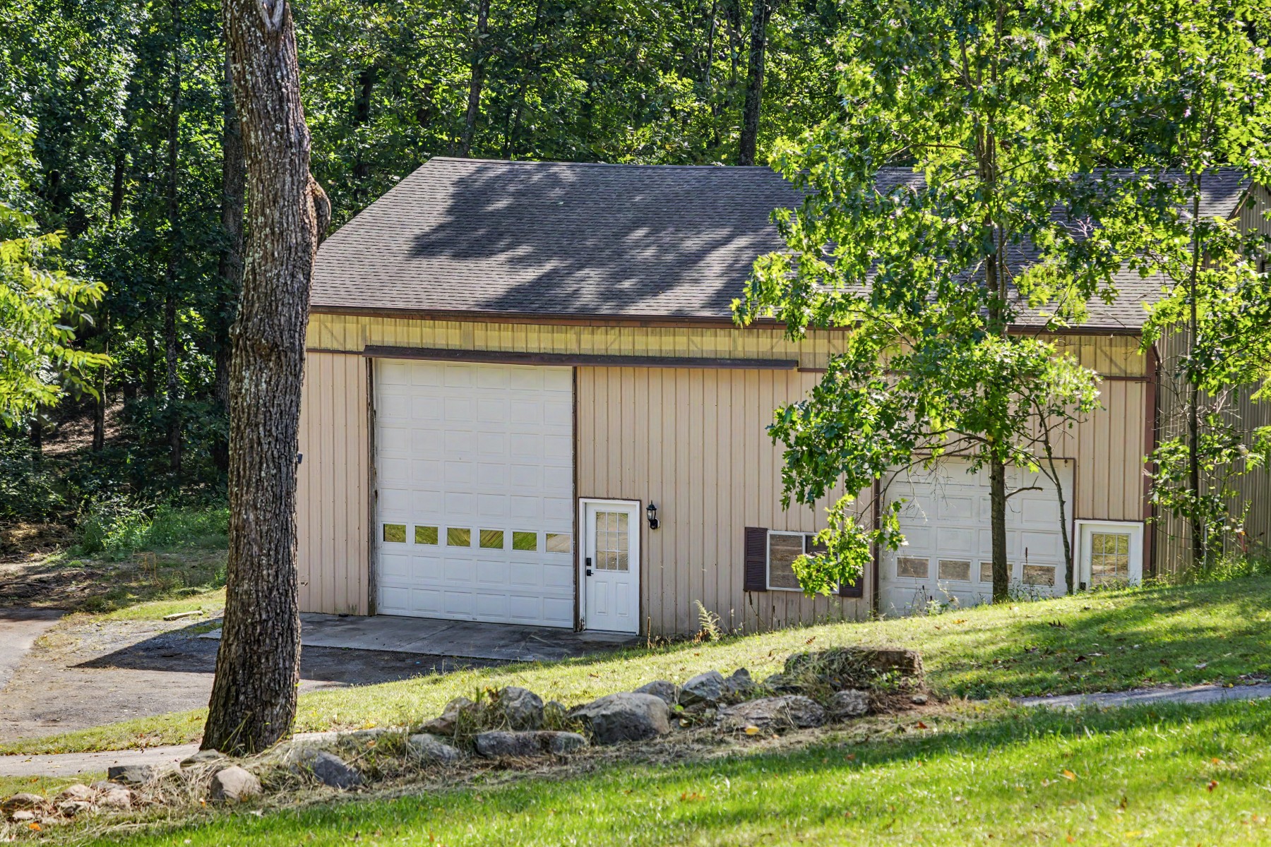  Thoughtfully Improved Ranch Home Tucked Away on 6.3 Private Acres - 物件實景