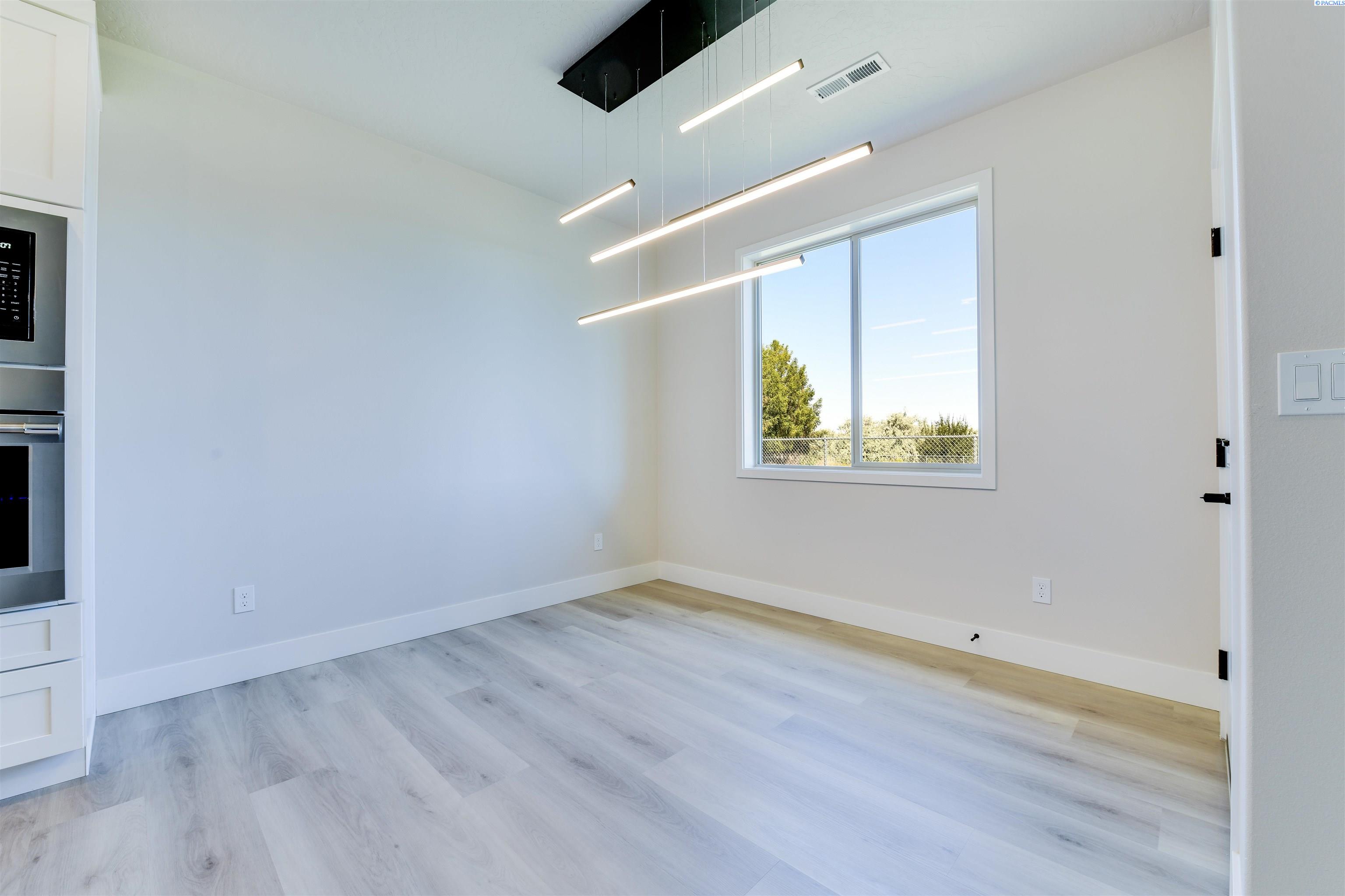 Richland, Washington, 99352, United States, 3 Bedrooms Bedrooms, ,2 BathroomsBathrooms,Residential,For Sale,1991133