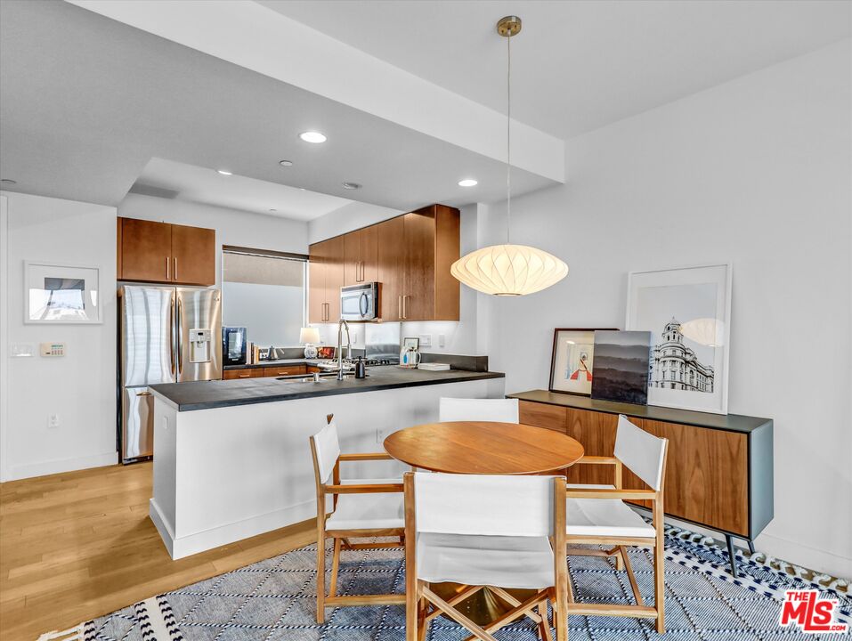 Los Angeles, California, 90028, United States, 1 Bedroom Bedrooms, ,1 BathroomBathrooms,Residential,For Sale,1997109