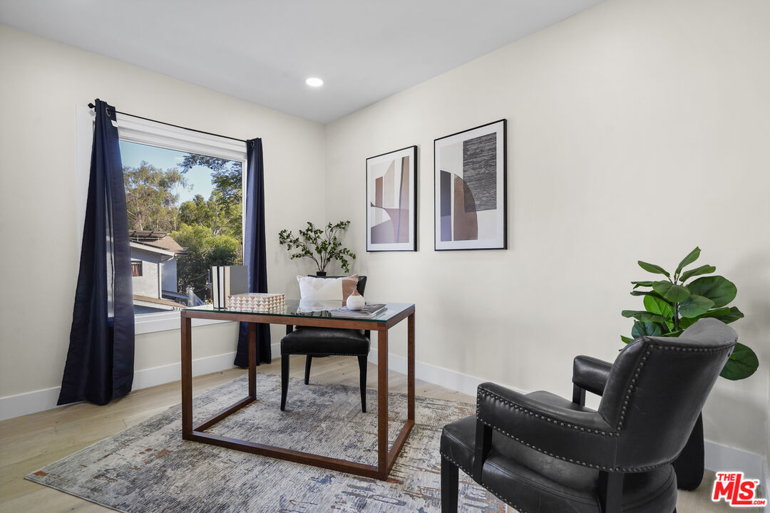 Los Angeles, California, 90068, United States, 5 Bedrooms Bedrooms, ,4 BathroomsBathrooms,Residential,For Sale,1892047