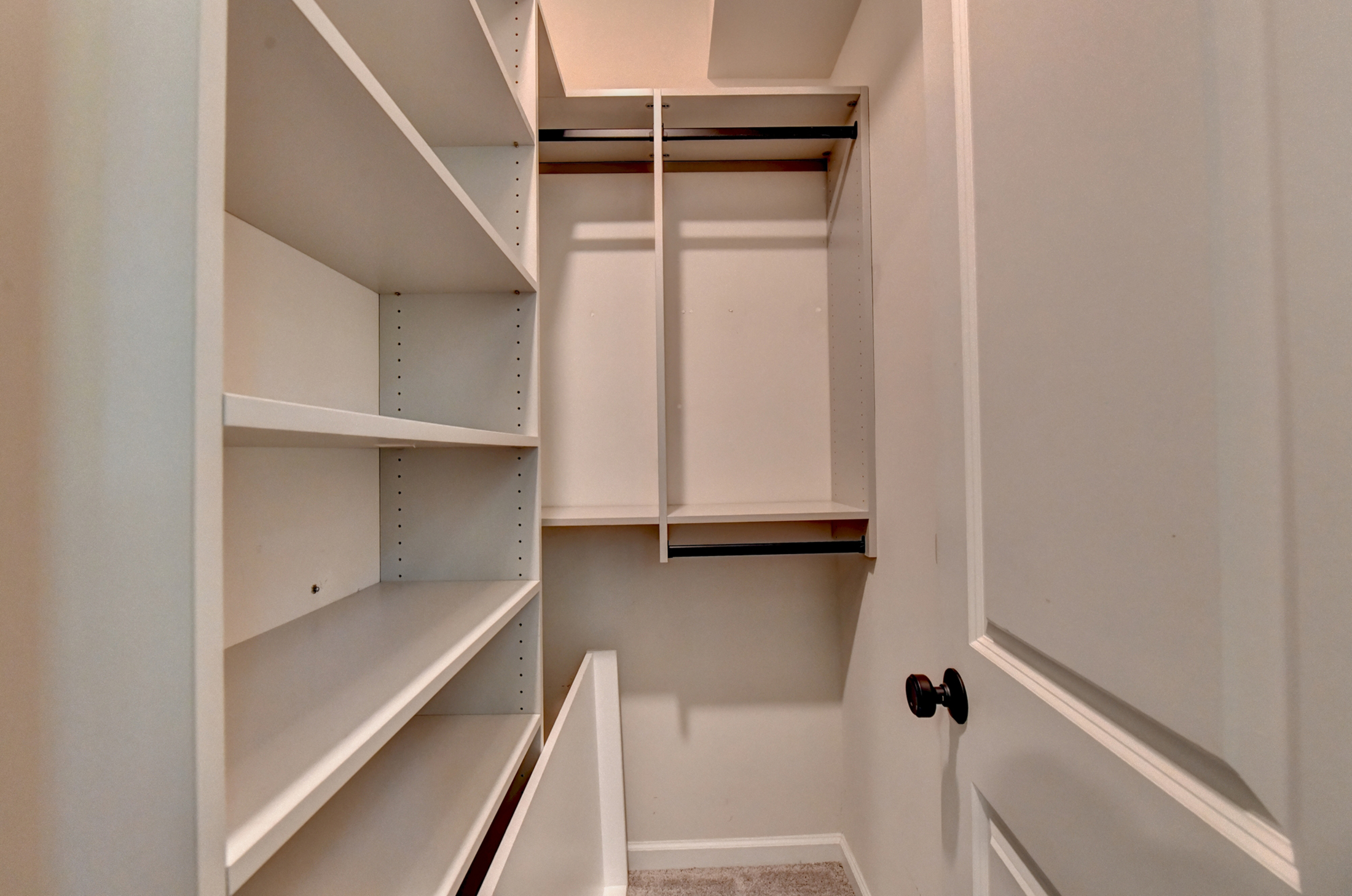  Welcome Home to this Magnificent Three-Story Townhome - 物件實景