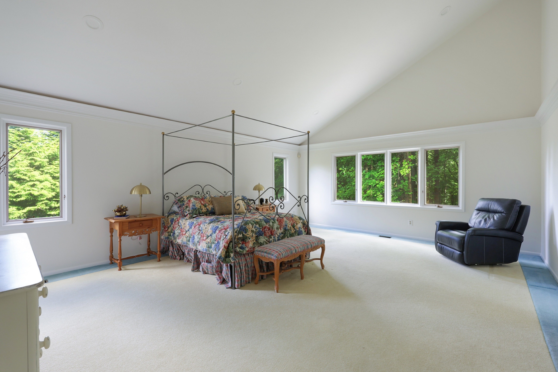  Spacious Living, Thoughtful Updates and Desirable Location - 物件實景