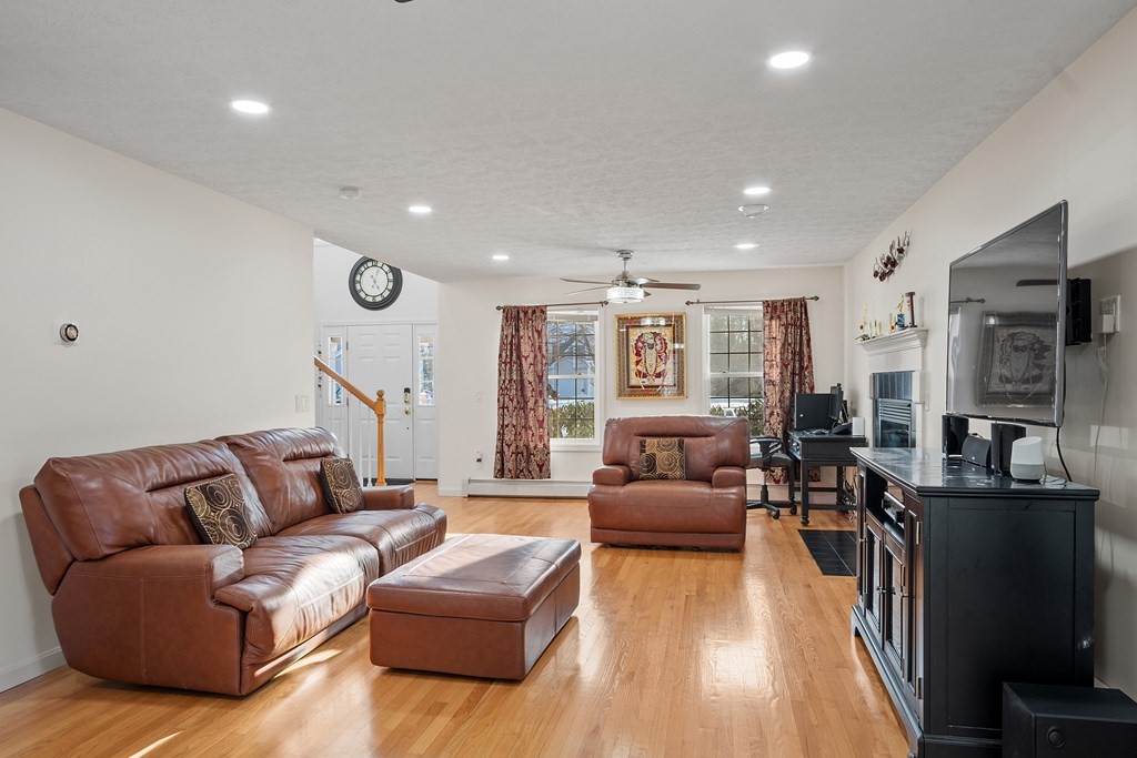 Hooksett, New Hampshire, 03106, United States, 3 Bedrooms Bedrooms, ,3 BathroomsBathrooms,Residential,For Sale,1930253