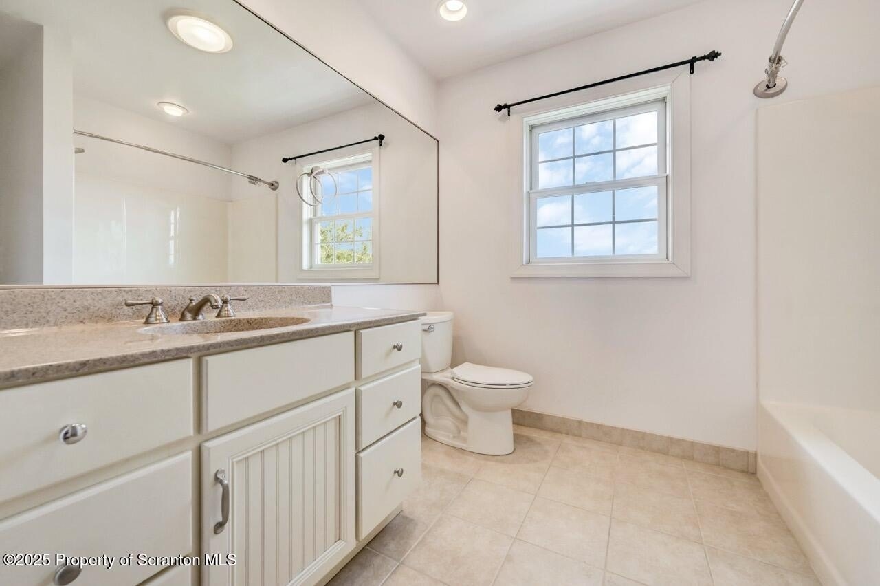 Throop, Pennsylvania, 18512, United States, 3 Bedrooms Bedrooms, ,3 BathroomsBathrooms,Residential,For Sale,1889511