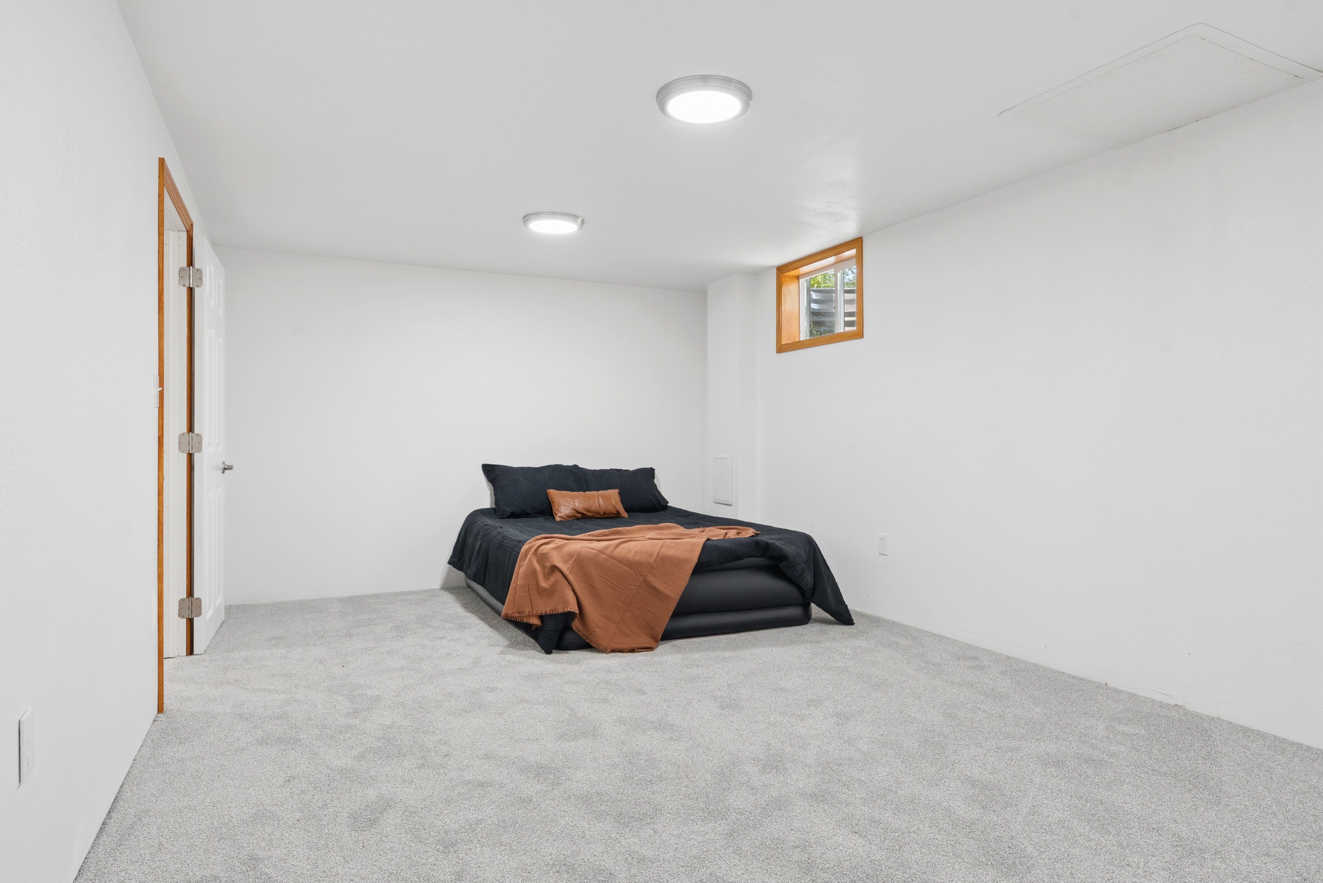  Charming and Well Maintained Home on a Large Corner Lot - 物件實景
