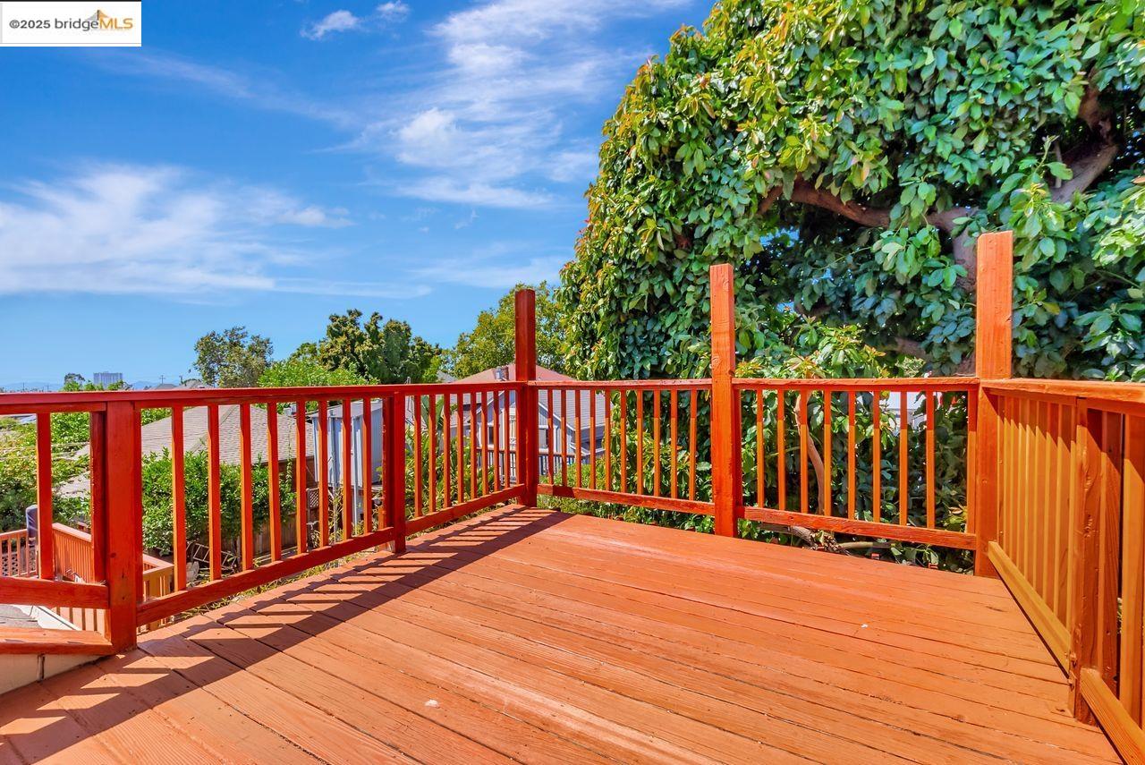 Oakland, California, 94608, United States, 6 Bedrooms Bedrooms, ,3 BathroomsBathrooms,Residential,For Sale,1939780