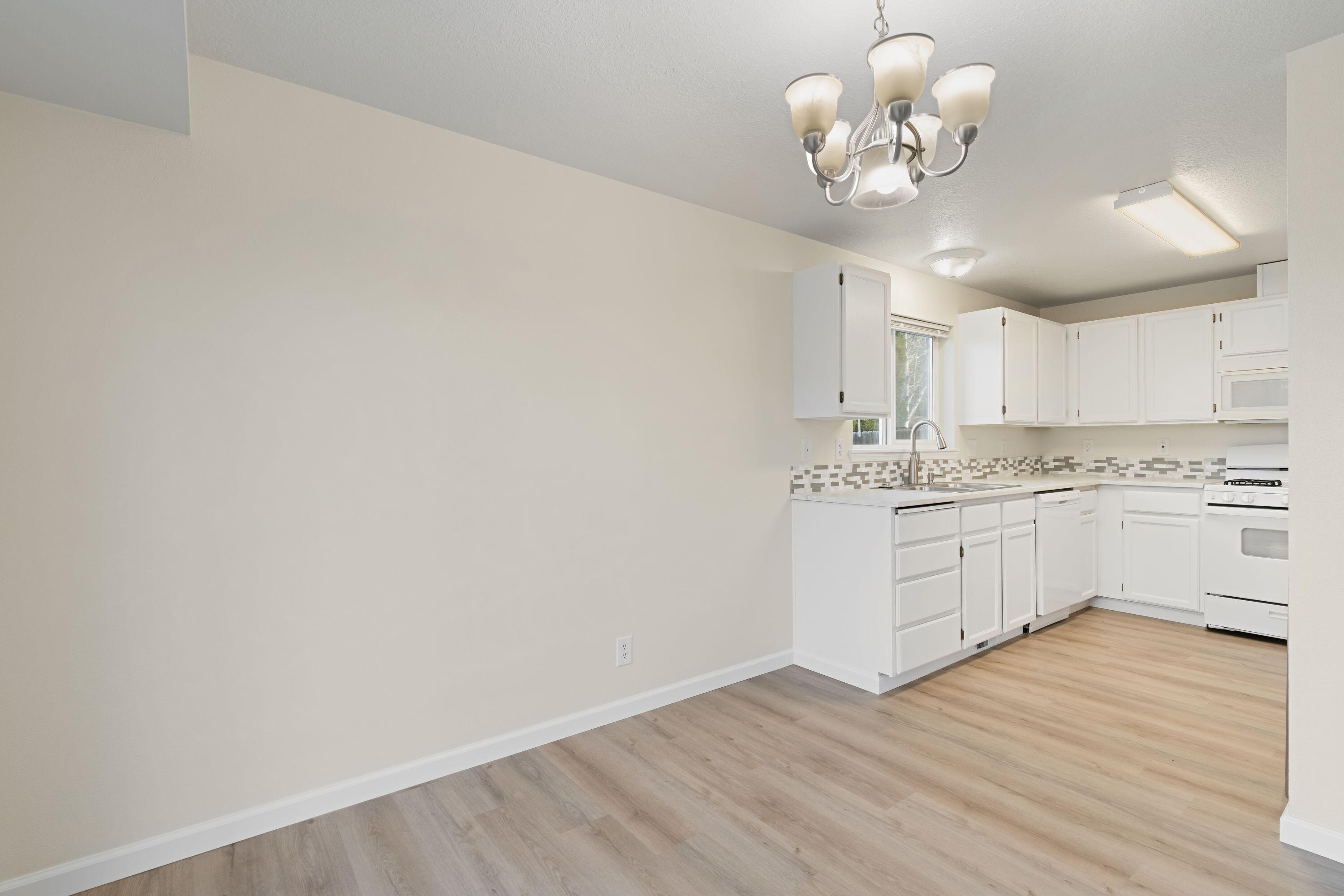 Bend, Oregon, 97701, United States, 3 Bedrooms Bedrooms, ,2 BathroomsBathrooms,Residential,For Sale,1697036