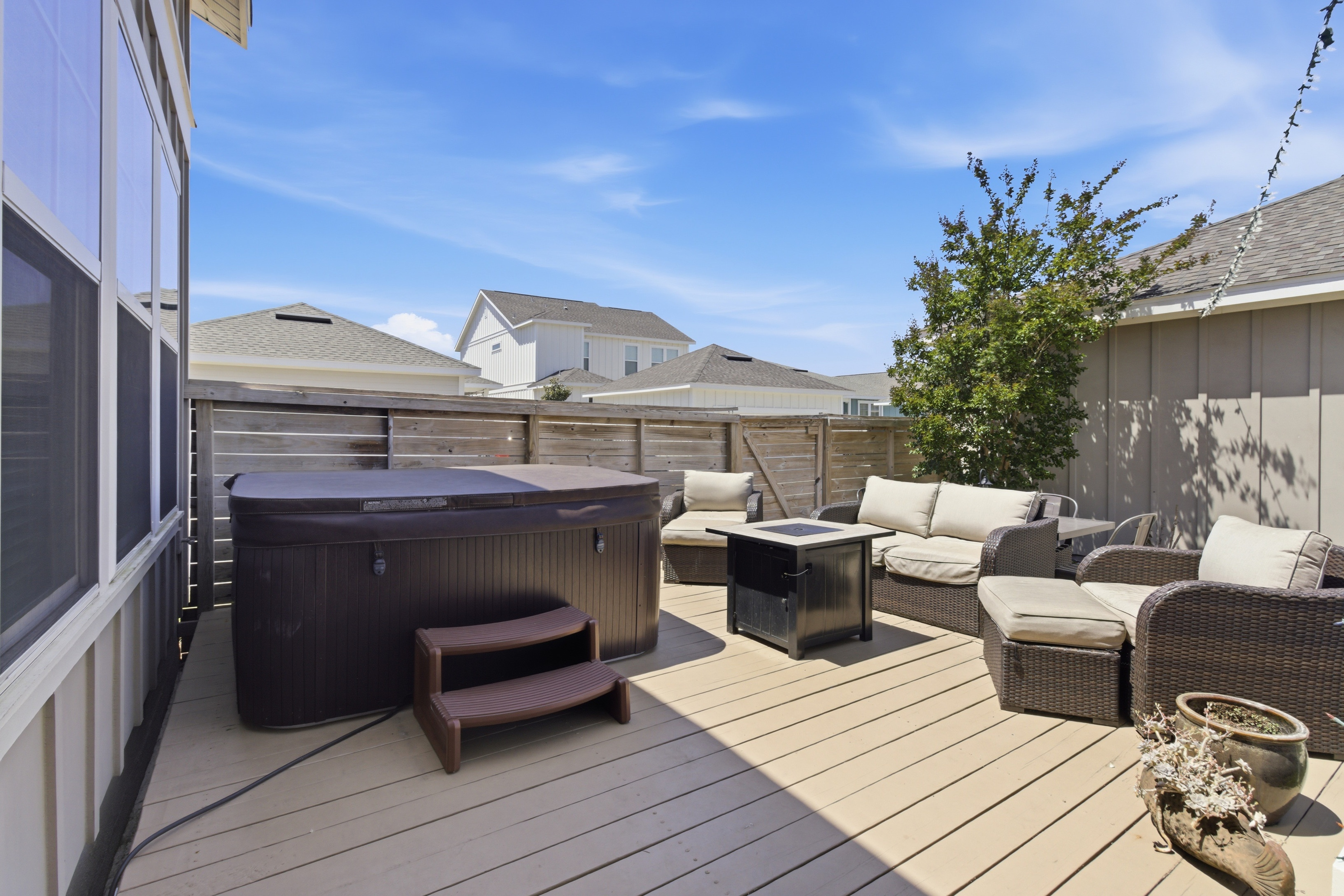  Spacious Corner-Lot Retreat With Flexible Living - 物件實景