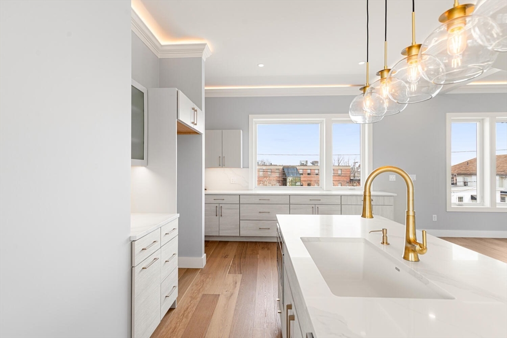 Waltham, Massachusetts, 02453, United States, 4 Bedrooms Bedrooms, ,4 BathroomsBathrooms,Residential,For Sale,1997140