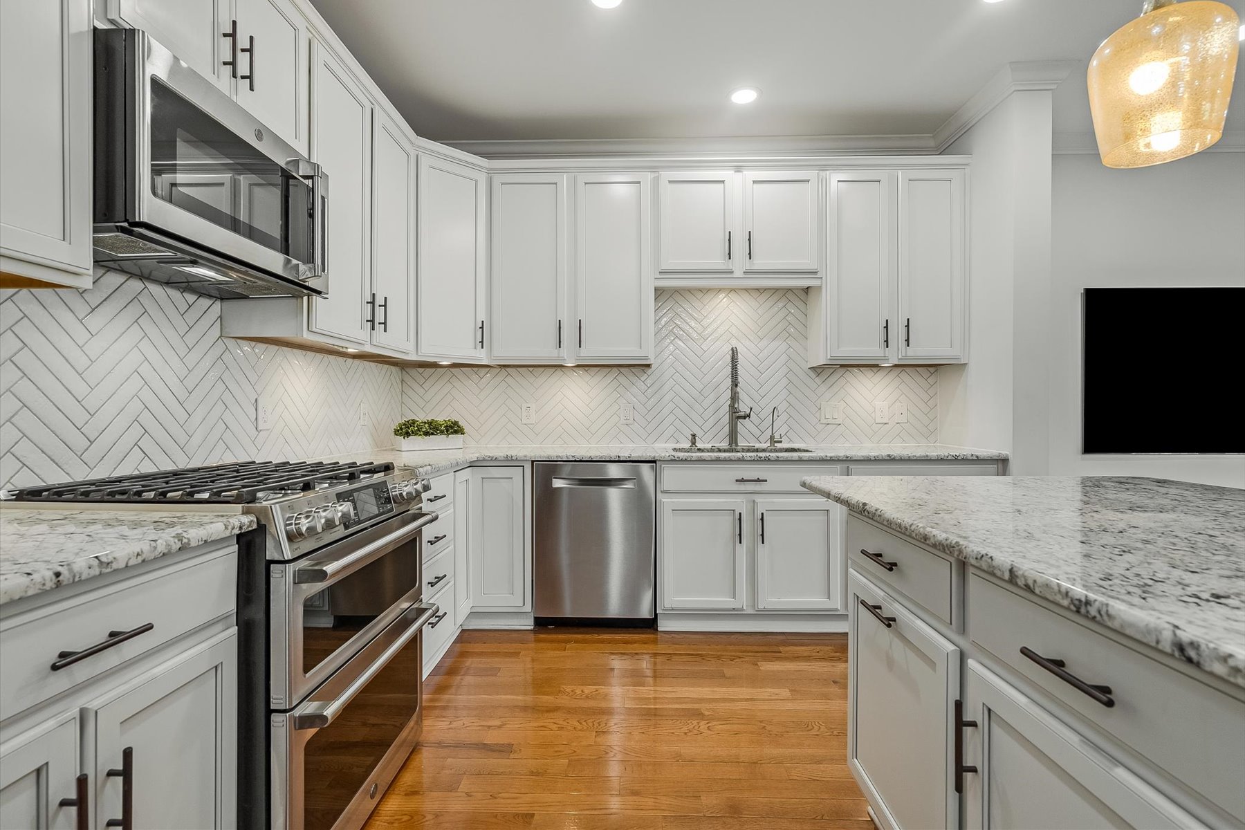  Experience Urban Luxury with this End-Unit Townhome - 物件實景