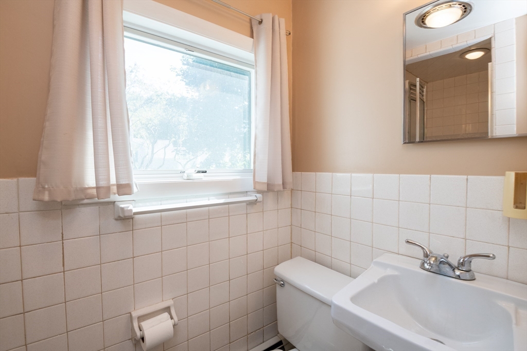 Salem, Massachusetts, 01970, United States, 2 Bedrooms Bedrooms, ,2 BathroomsBathrooms,Residential,For Sale,1944835
