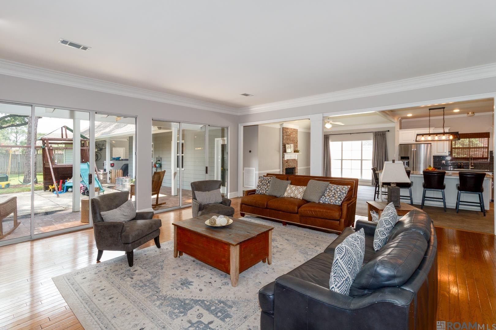 Baton Rouge, Louisiana, 70808, United States, 4 Bedrooms Bedrooms, ,3 BathroomsBathrooms,Residential,For Sale,1935637