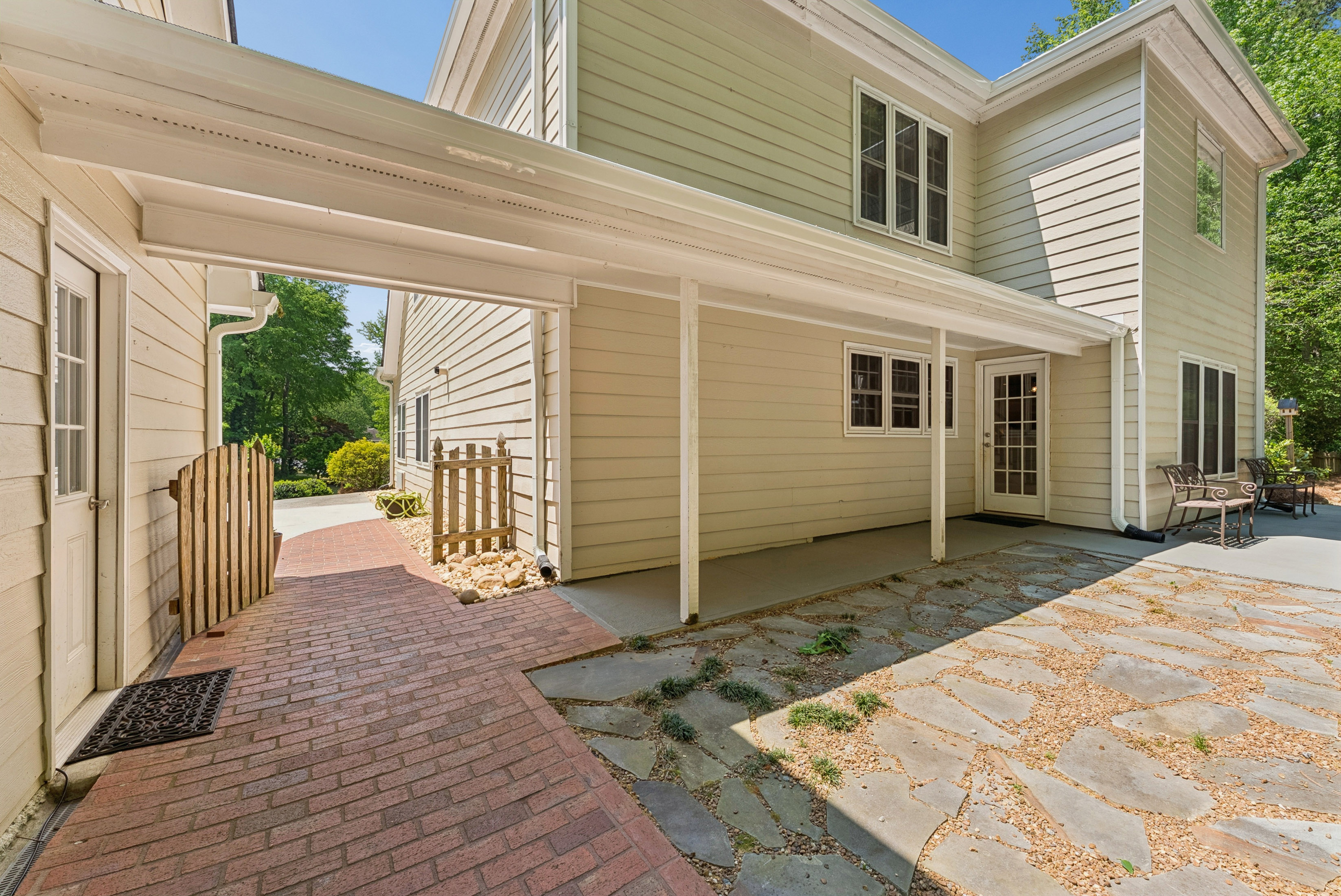  Stately Brick-front Home Offers Timeless Curb Appeal - 物件實景