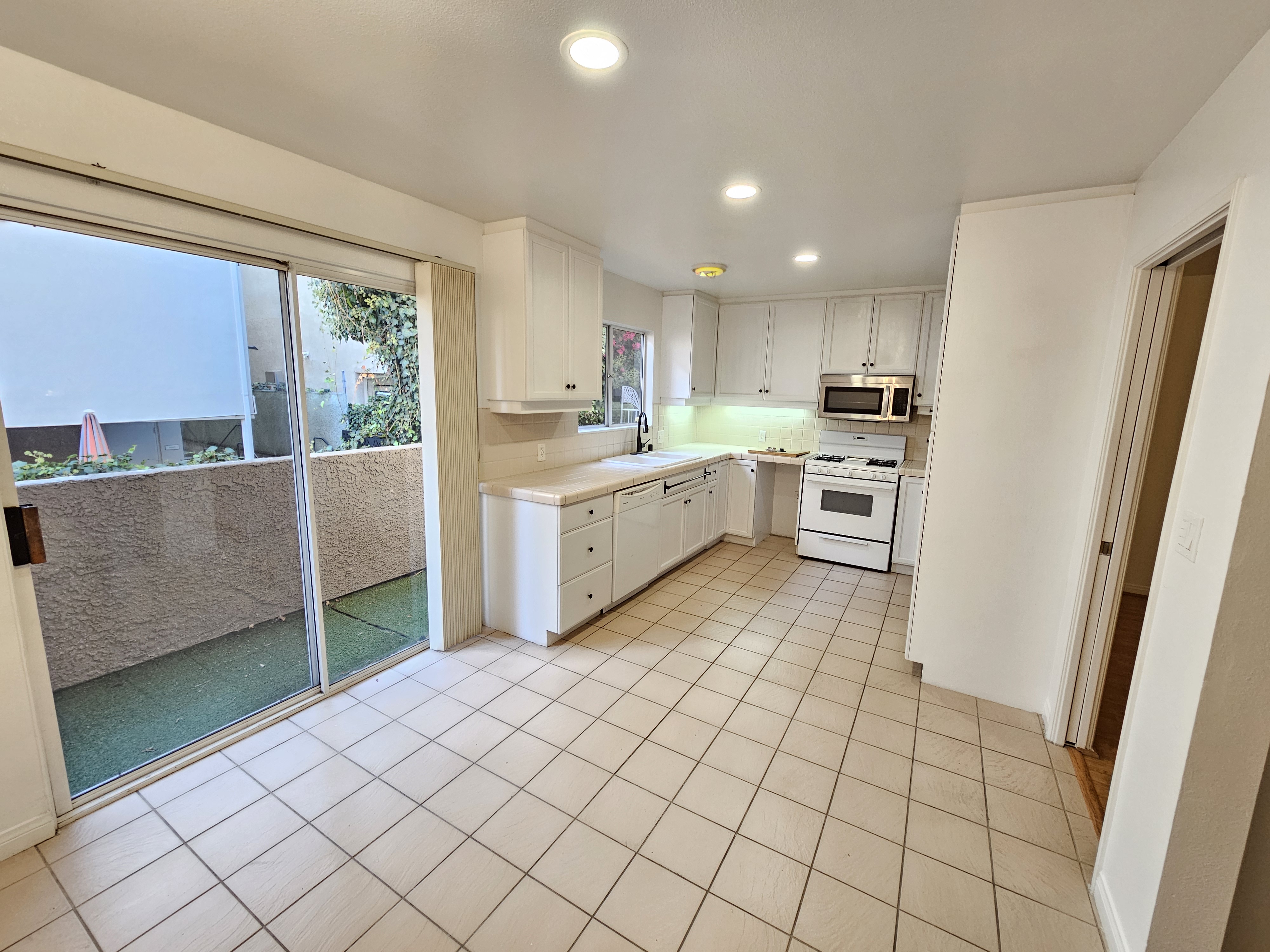 Los Angeles, California, 90068, United States, 2 Bedrooms Bedrooms, ,2 BathroomsBathrooms,Residential,For Sale,1977140