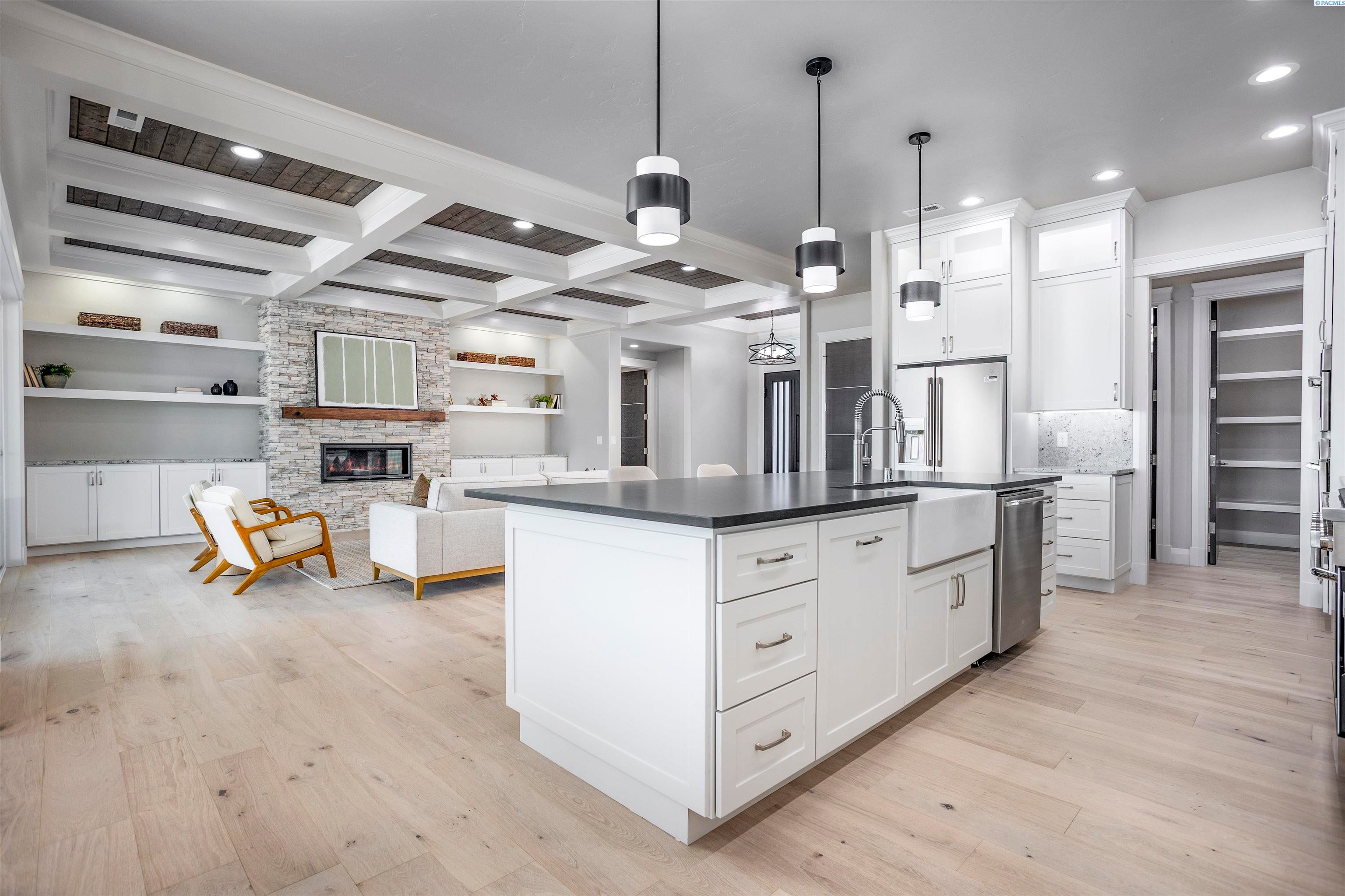 Pasco, Washington, 99301, United States, 4 Bedrooms Bedrooms, ,4 BathroomsBathrooms,Residential,For Sale,1979457