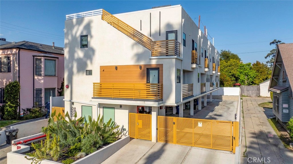 Los Angeles, California, 90027, United States, ,Residential,For Sale,1938959