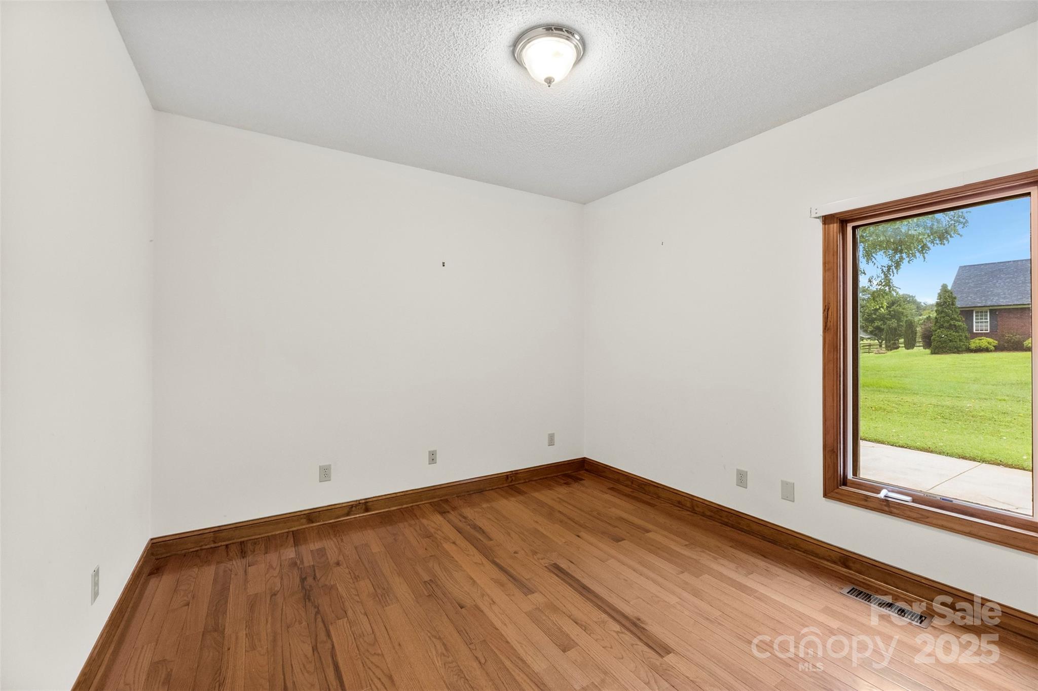 Lincolnton, North Carolina, 28092, United States, 3 Bedrooms Bedrooms, ,3 BathroomsBathrooms,Residential,For Sale,1910907