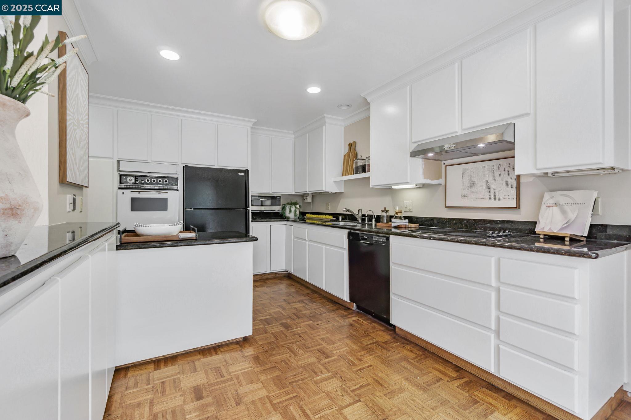 Walnut Creek, California, 94595, United States, 3 Bedrooms Bedrooms, ,2 BathroomsBathrooms,Residential,For Sale,1924398