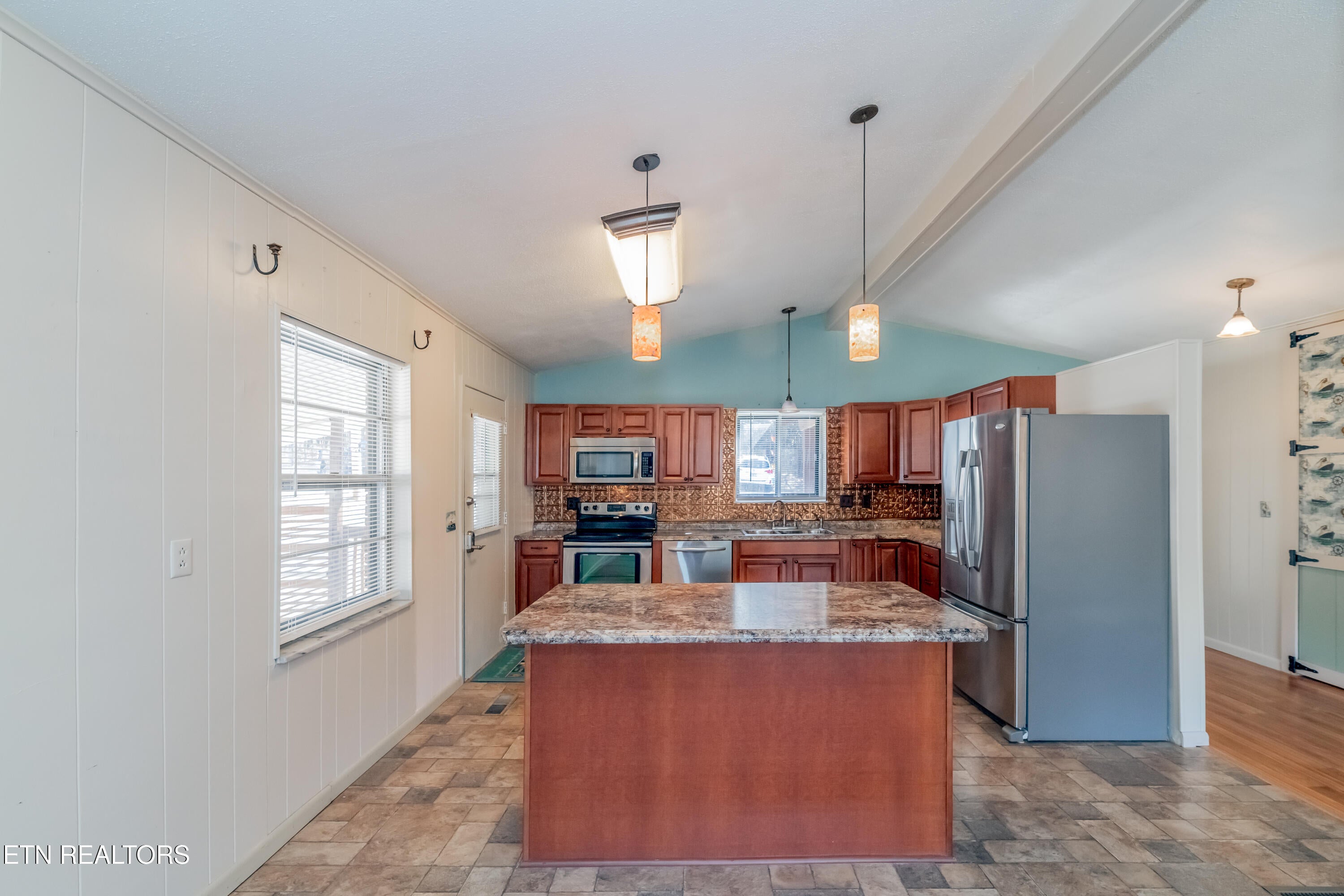 Kingston, Tennessee, 37763, United States, 4 Bedrooms Bedrooms, ,2 BathroomsBathrooms,Residential,For Sale,1850239