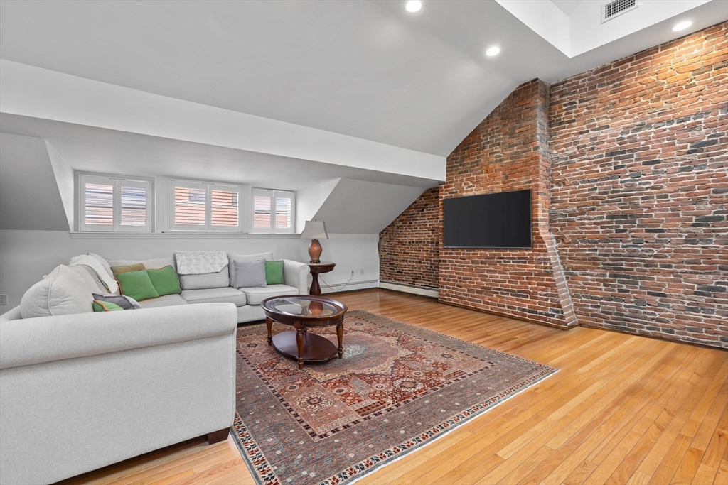 Boston, Massachusetts, 02114, United States, 3 Bedrooms Bedrooms, ,2 BathroomsBathrooms,Residential,For Sale,1981567