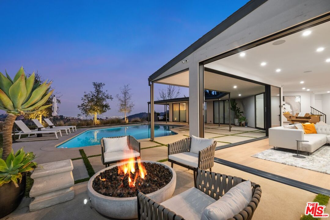 Los Angeles, California, 90046, United States, 5 Bedrooms Bedrooms, ,6 BathroomsBathrooms,Residential,For Sale,1897072
