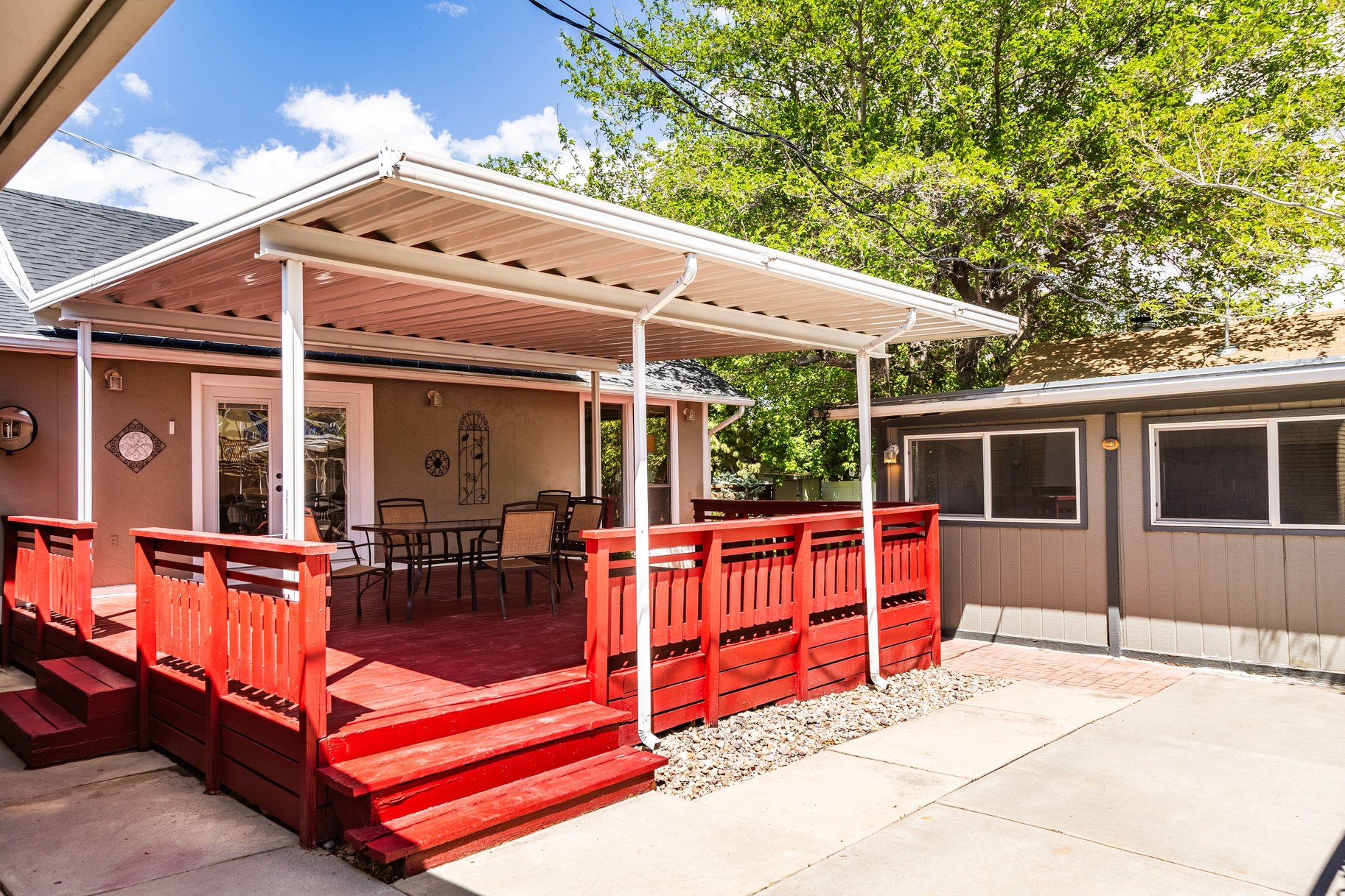  Ranch Style Home with a Large Sunroom - 物件實景