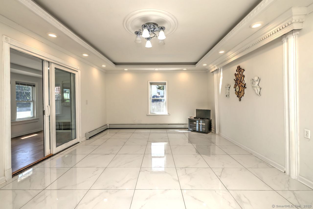 Milford, Connecticut, 06461, United States, 5 Bedrooms Bedrooms, ,2 BathroomsBathrooms,Residential,For Sale,1949907