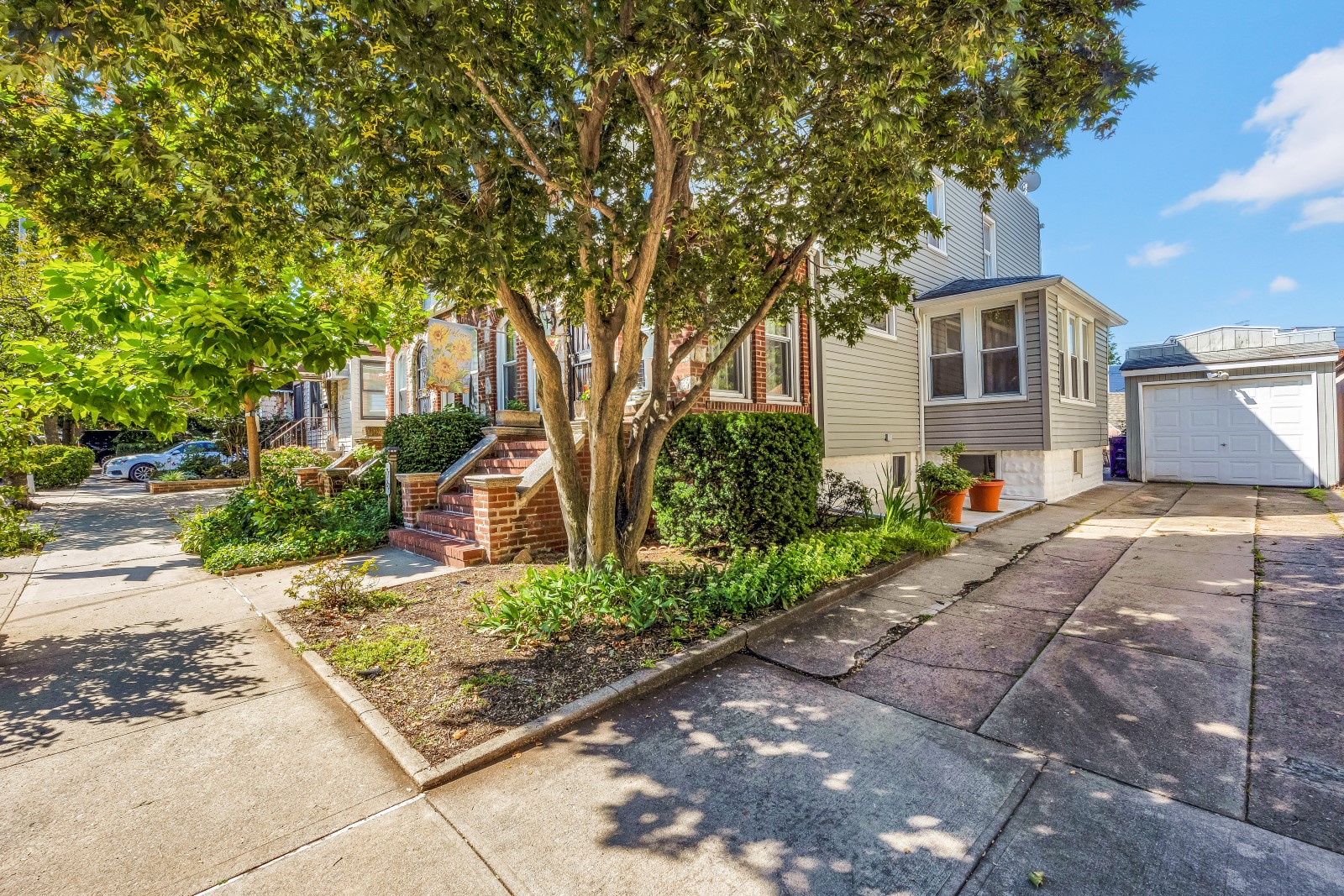 Glendale, New York, 11385, United States, 3 Bedrooms Bedrooms, ,2 BathroomsBathrooms,Residential,For Sale,1932107