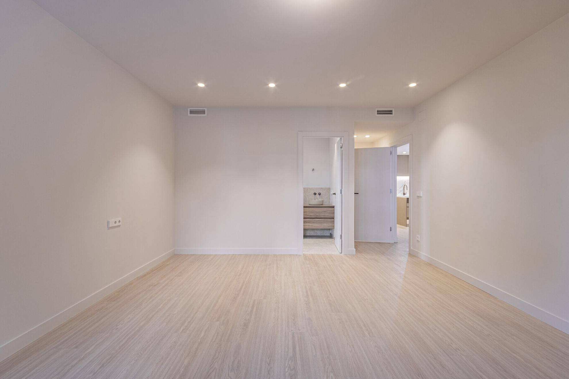  Fantastic renovated apartment with large garden at the living room level - 物件實景