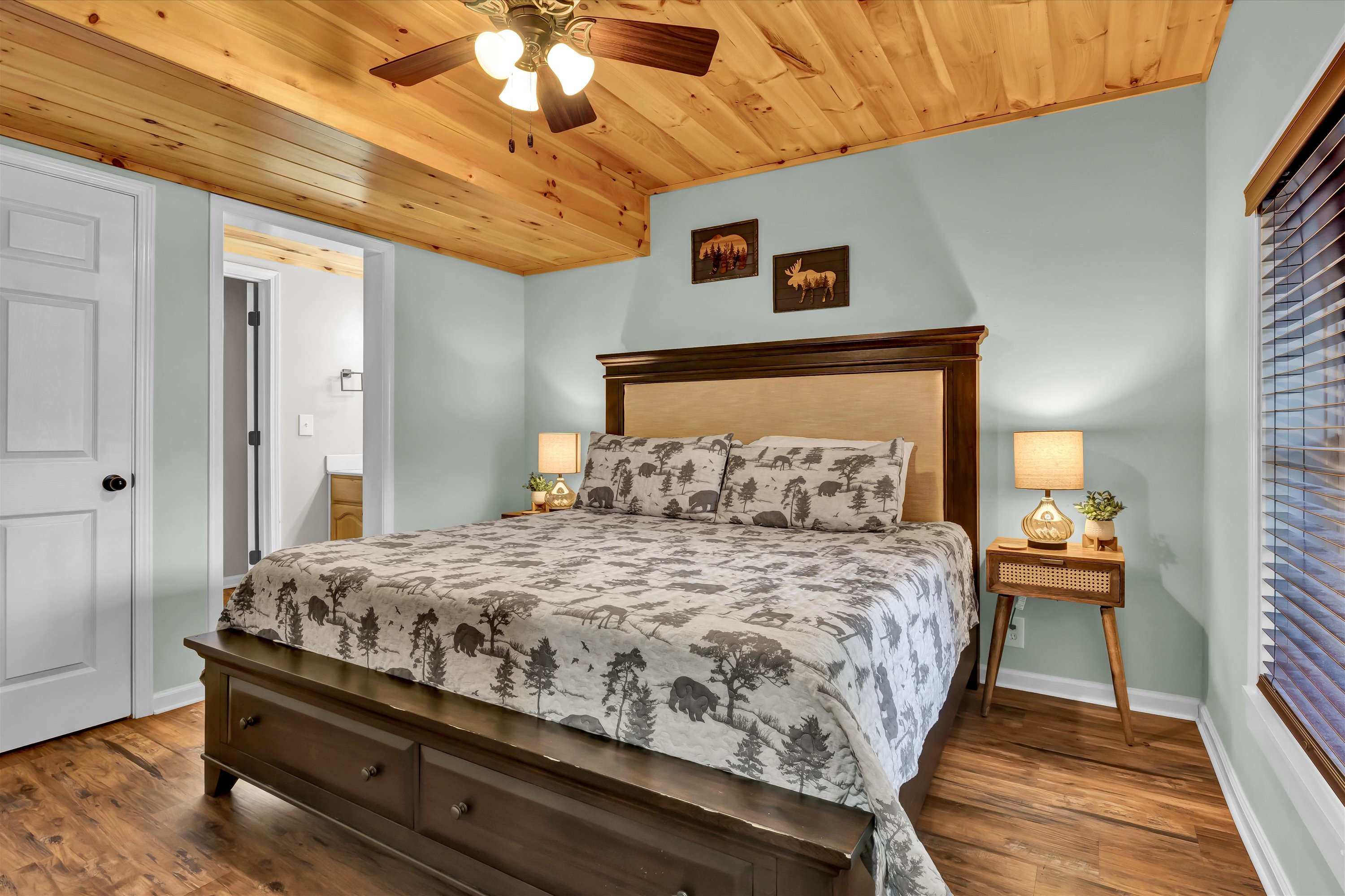 Sevierville, Tennessee, 37862, United States, 4 Bedrooms Bedrooms, ,5 BathroomsBathrooms,Residential,For Sale,1915370