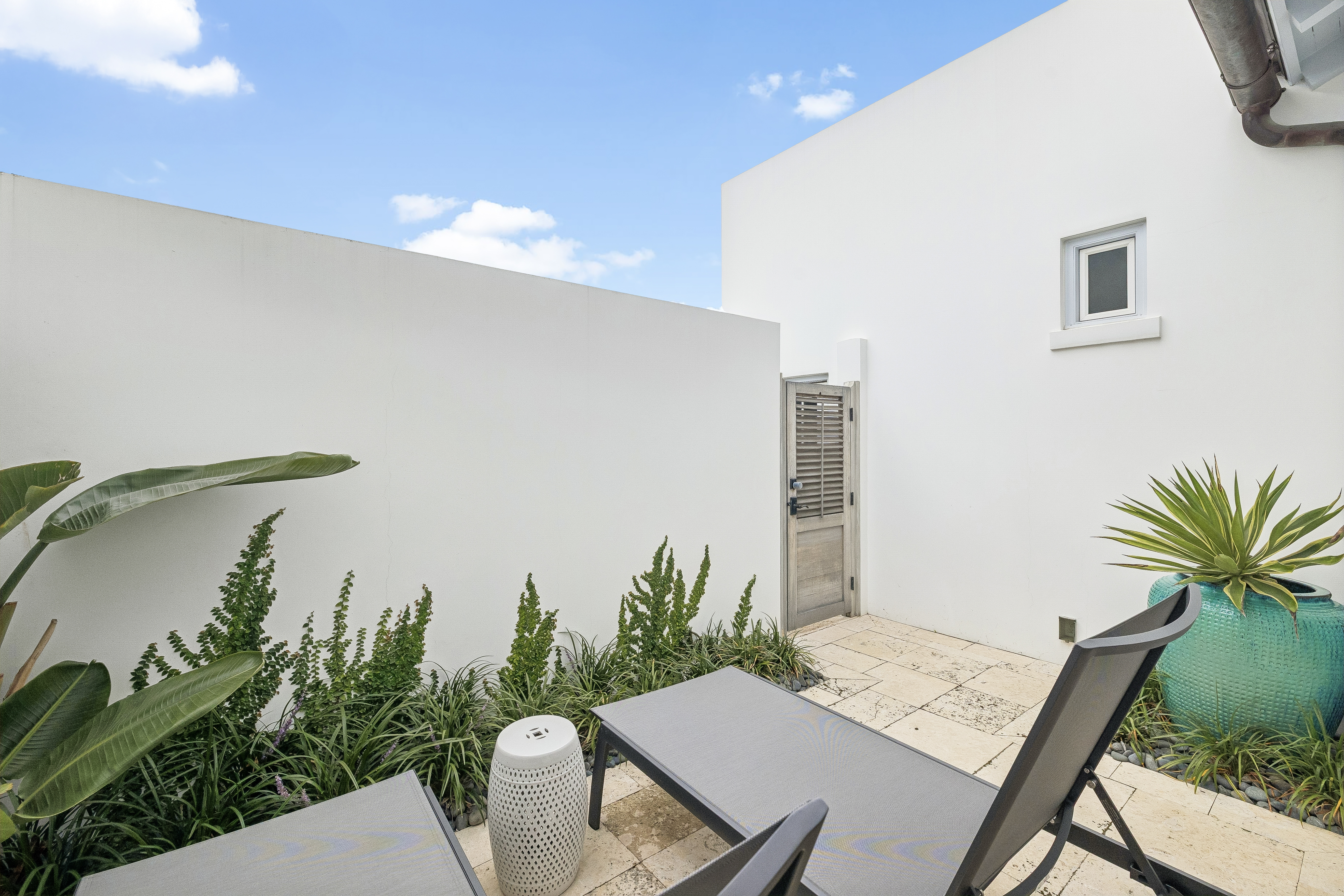  Courtyard Retreat with Dual Primary Suites in Coastal Community - 物件實景