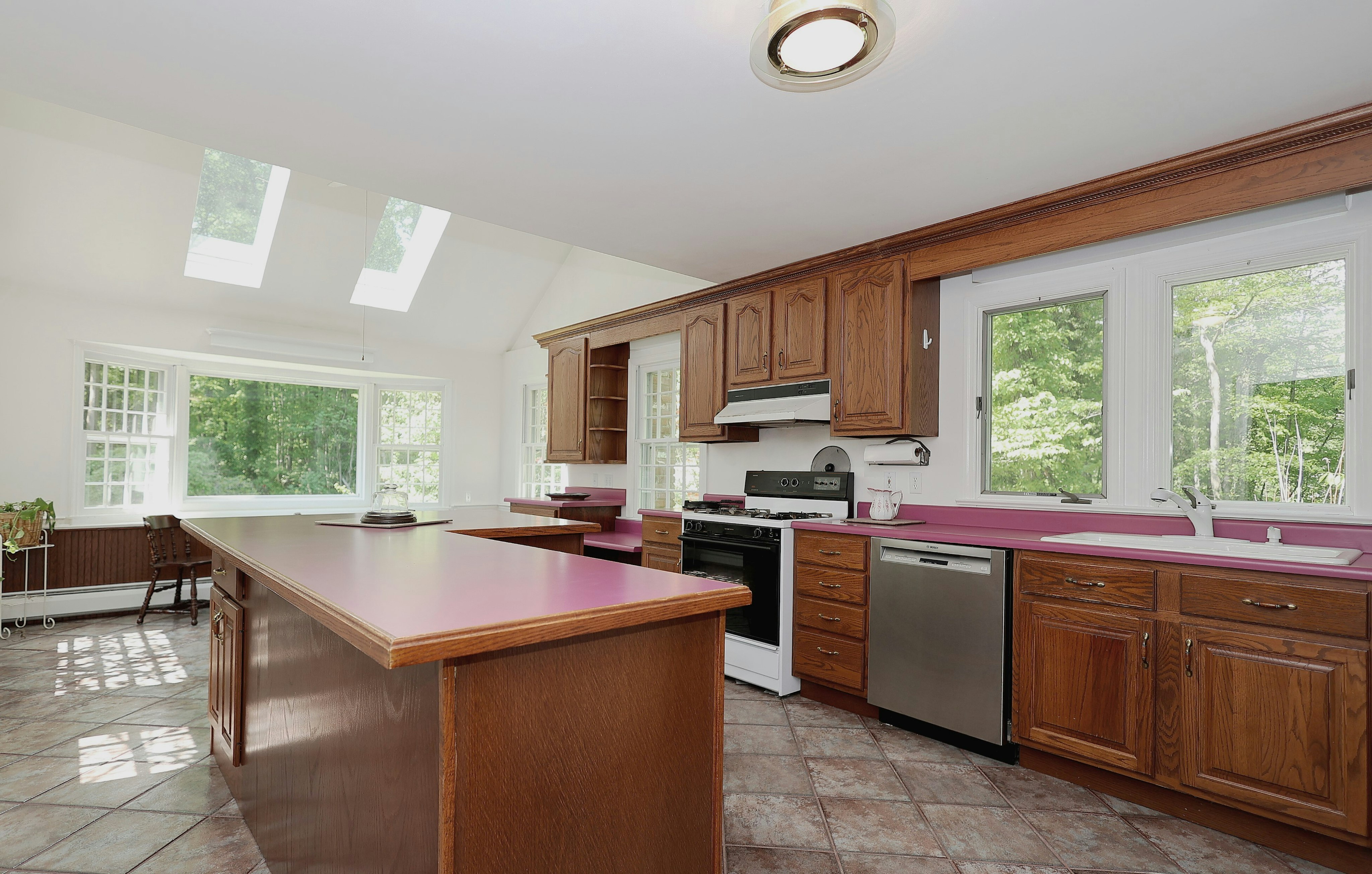  Classic New England Colonial - 物件實景