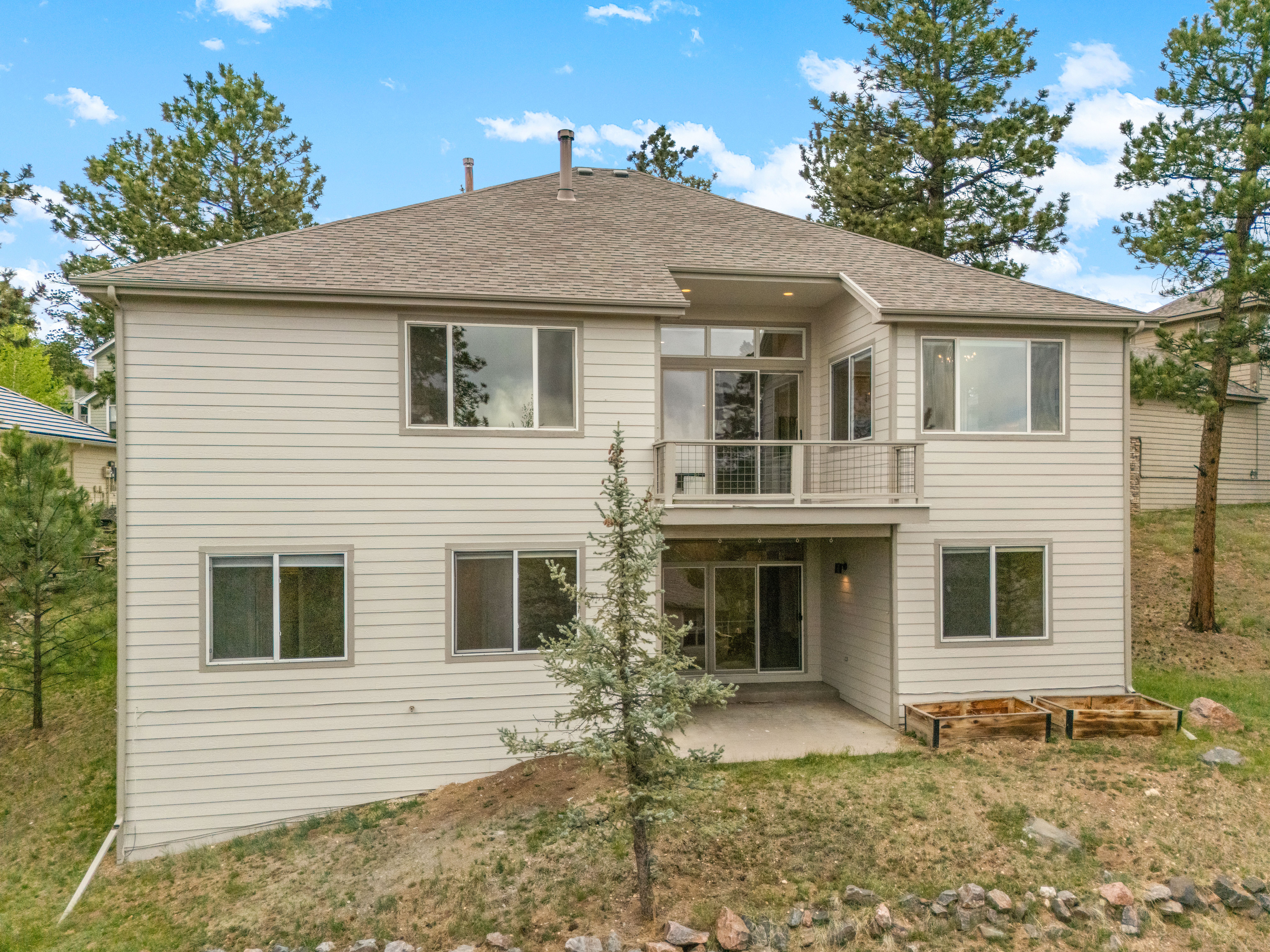  Extensively Renovated Main-Level Living - 物件實景