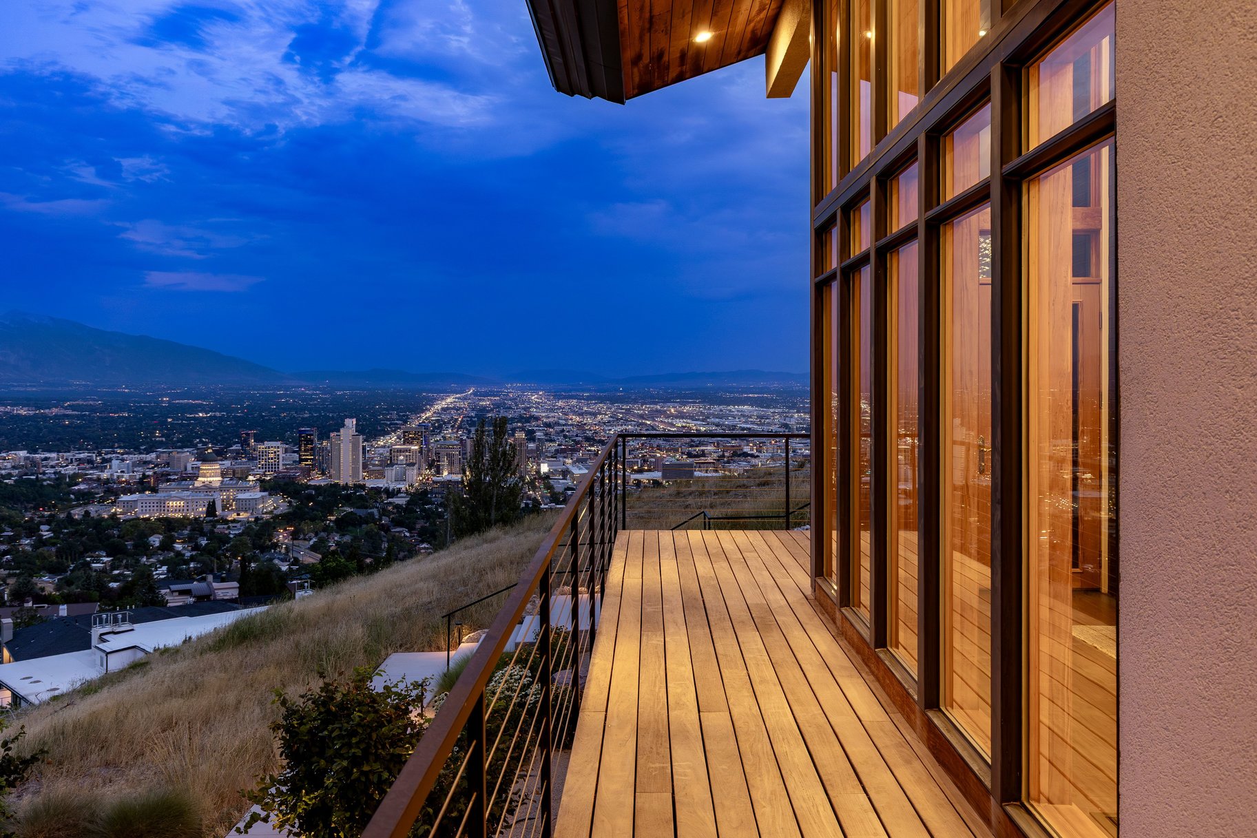  Stunning Contemporary Home with Commanding Views - 物件實景