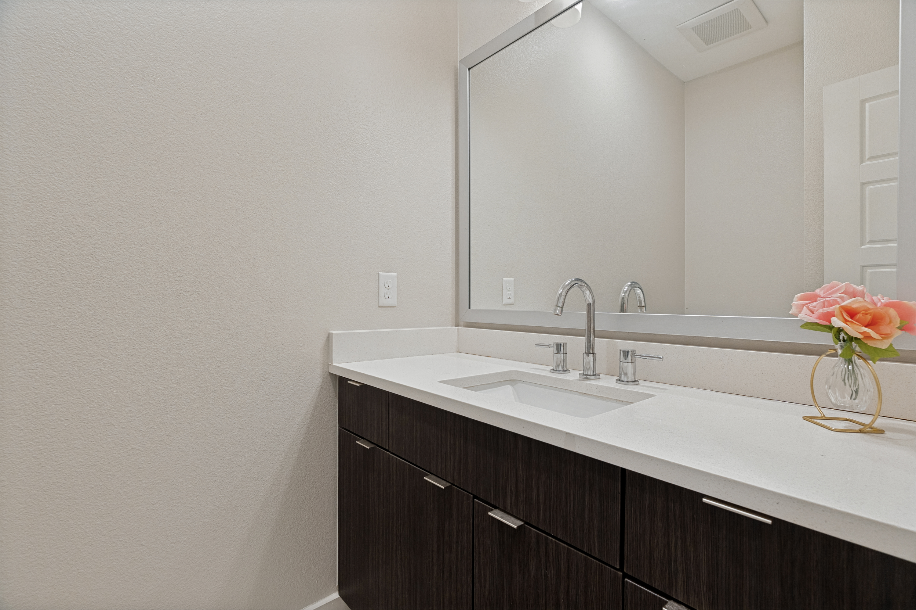  Welcome to this Beautifully Designed 3-bedroom, 2.5-bath Townhouse - 物件實景