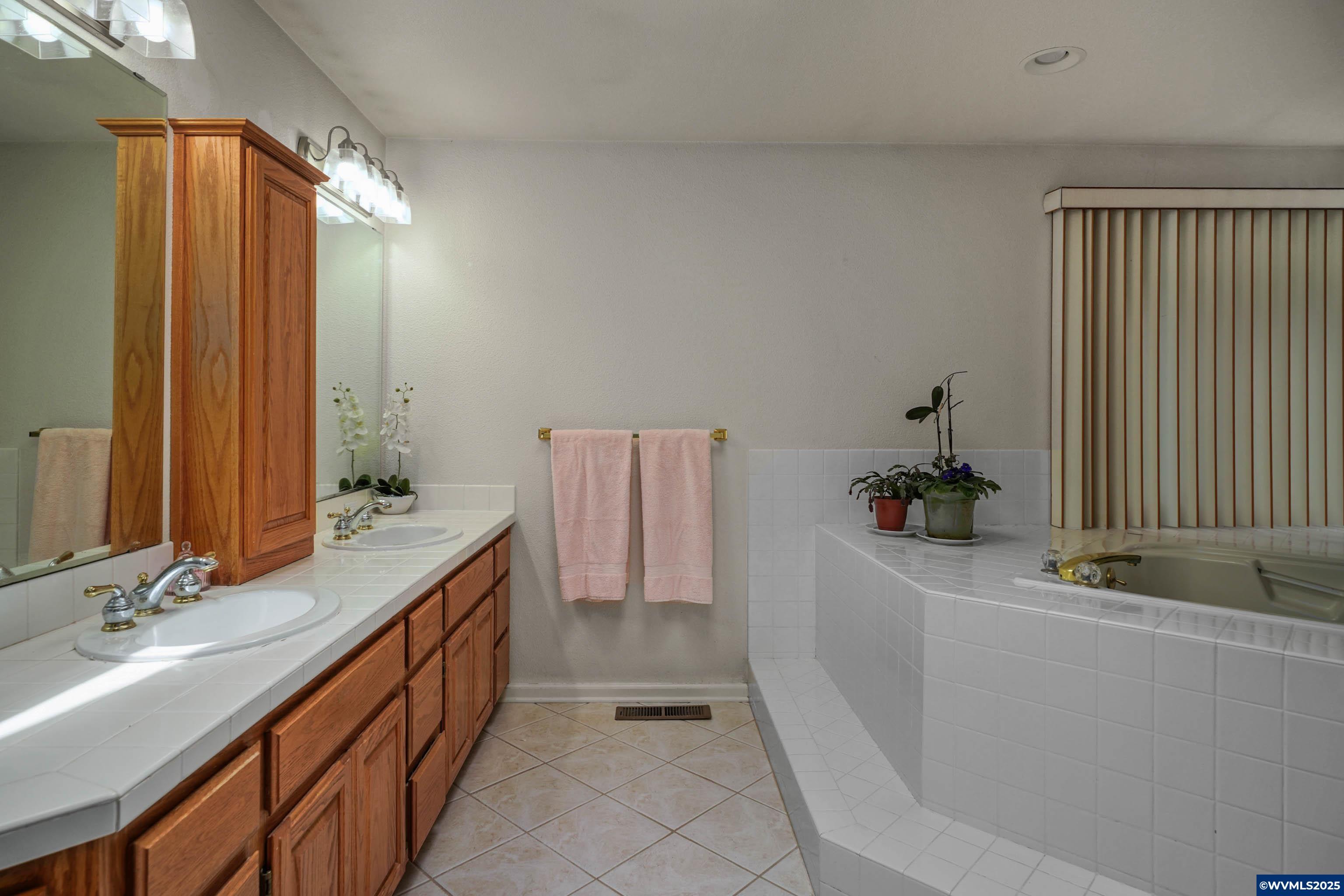 Salem, Oregon, 97302, United States, 5 Bedrooms Bedrooms, ,4 BathroomsBathrooms,Residential,For Sale,1906348