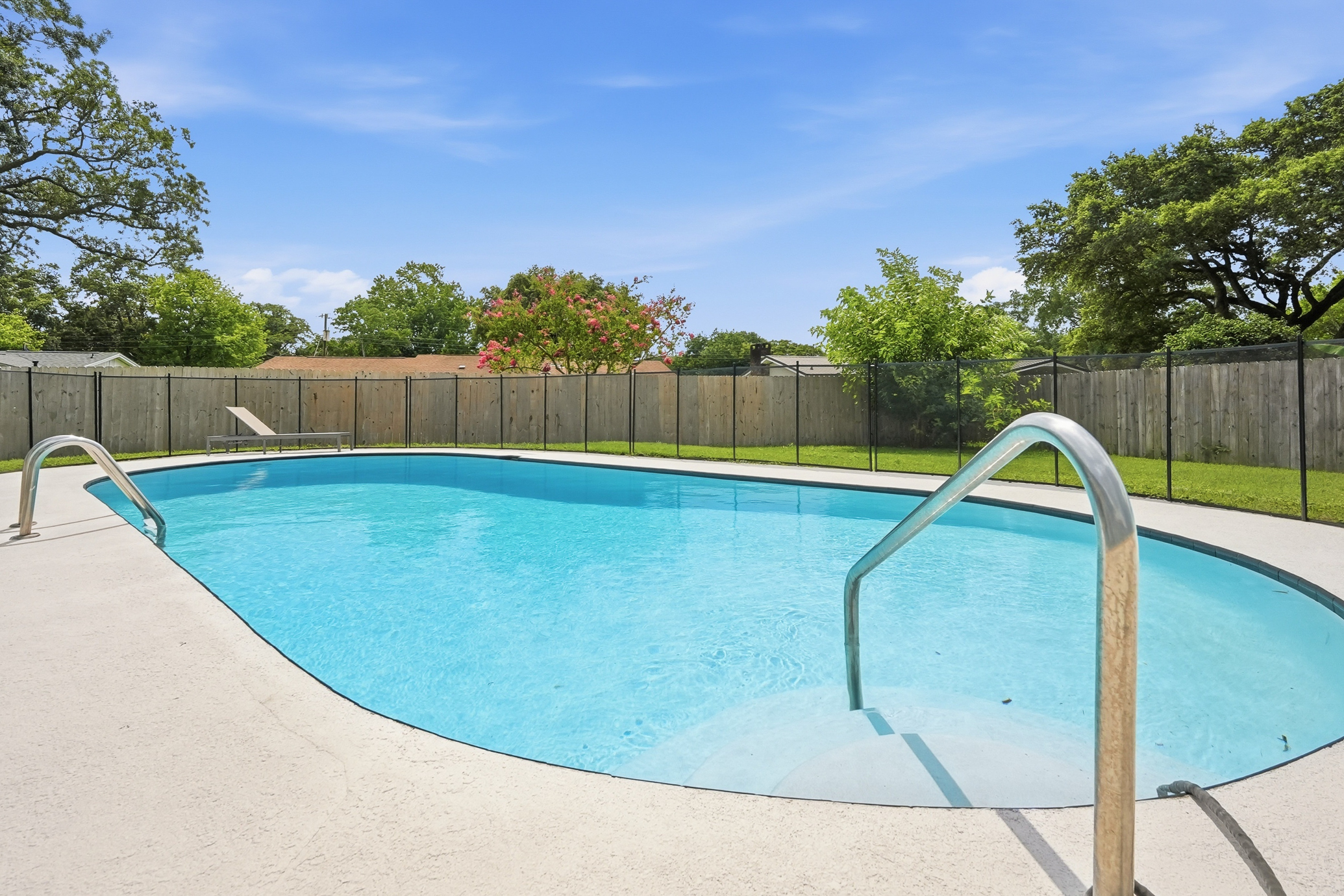  Move-In Ready Pool Home with Thoughtful Modern Updates - 物件實景