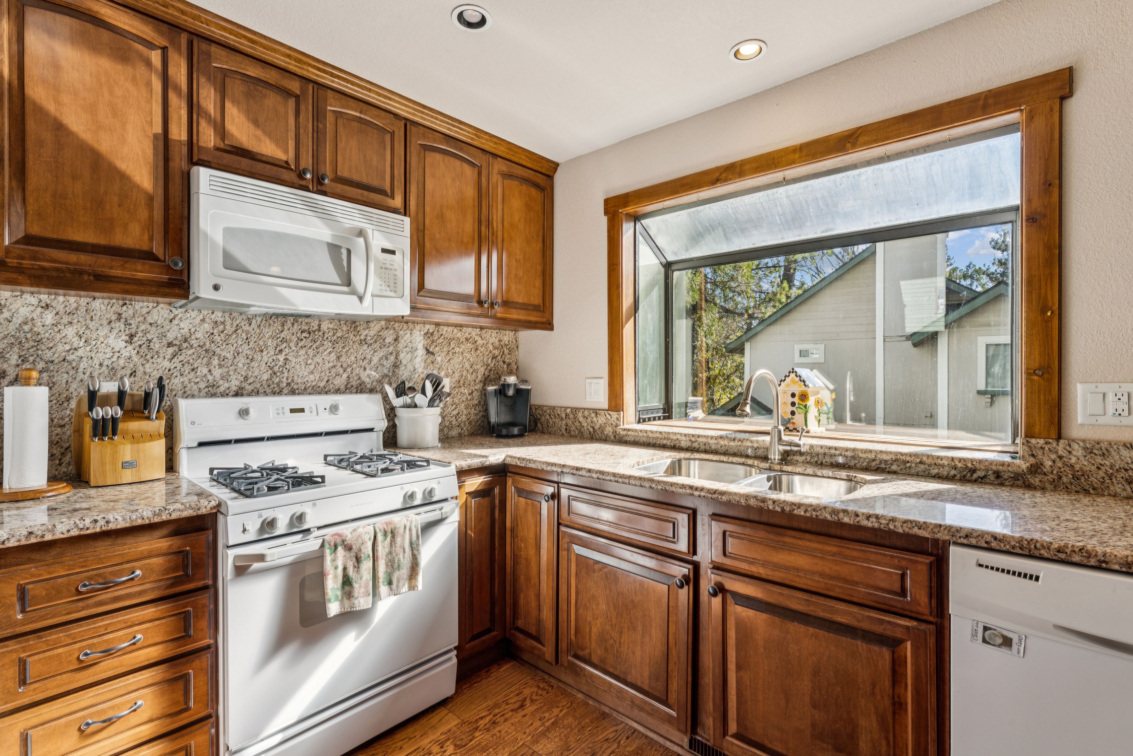  557 Brentwood Drive, Lake Arrowhead, CA 92352 - 物件實景