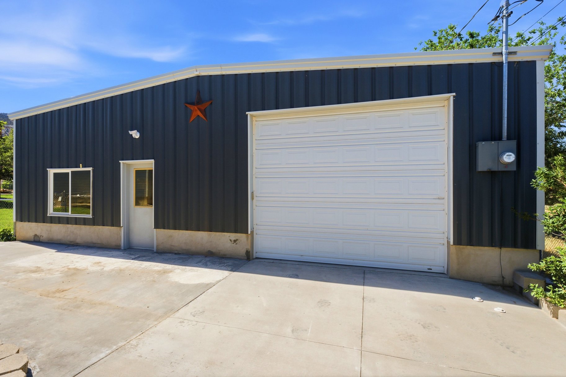  Custom Home with a 2400 Square Foot Shop with Plumbing and Electricity - 物件實景