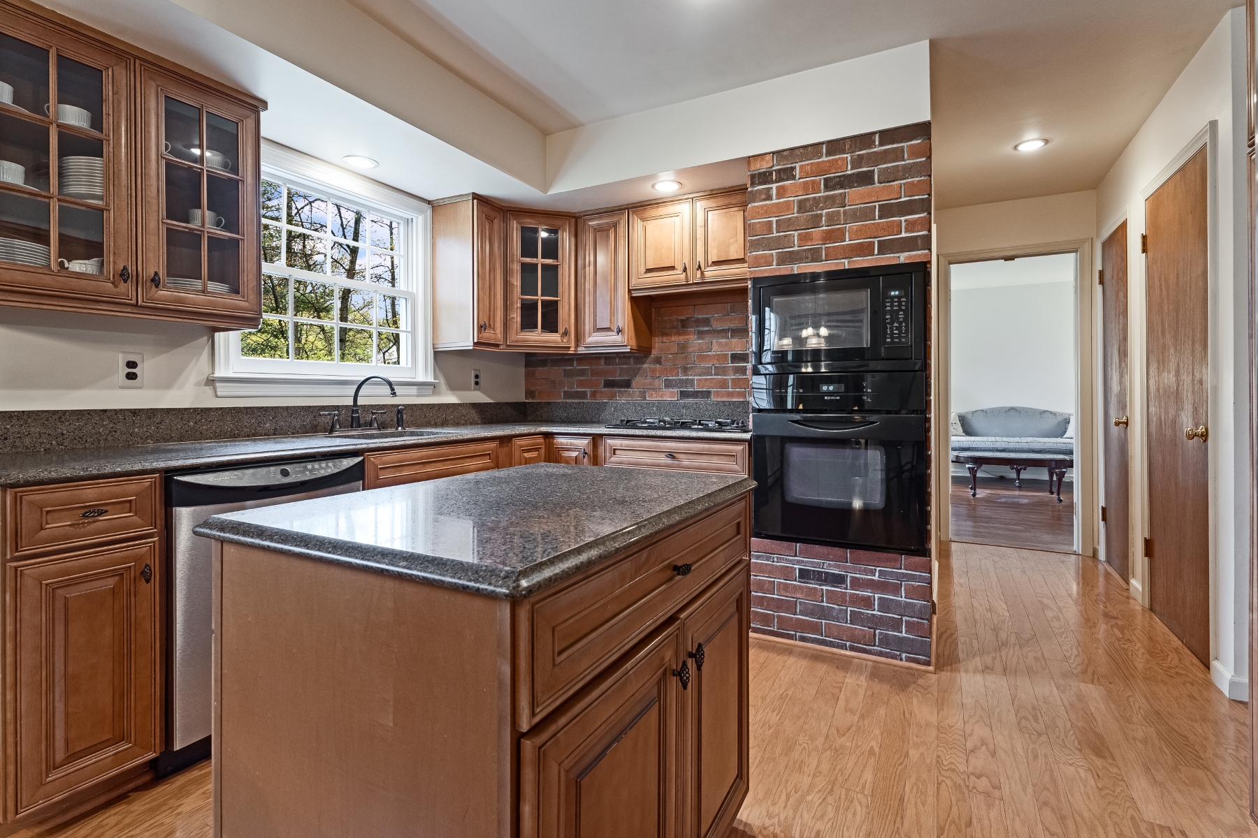  Traditional Center Hall Colonial Located on Lovely Cul-de-Sac - 物件實景