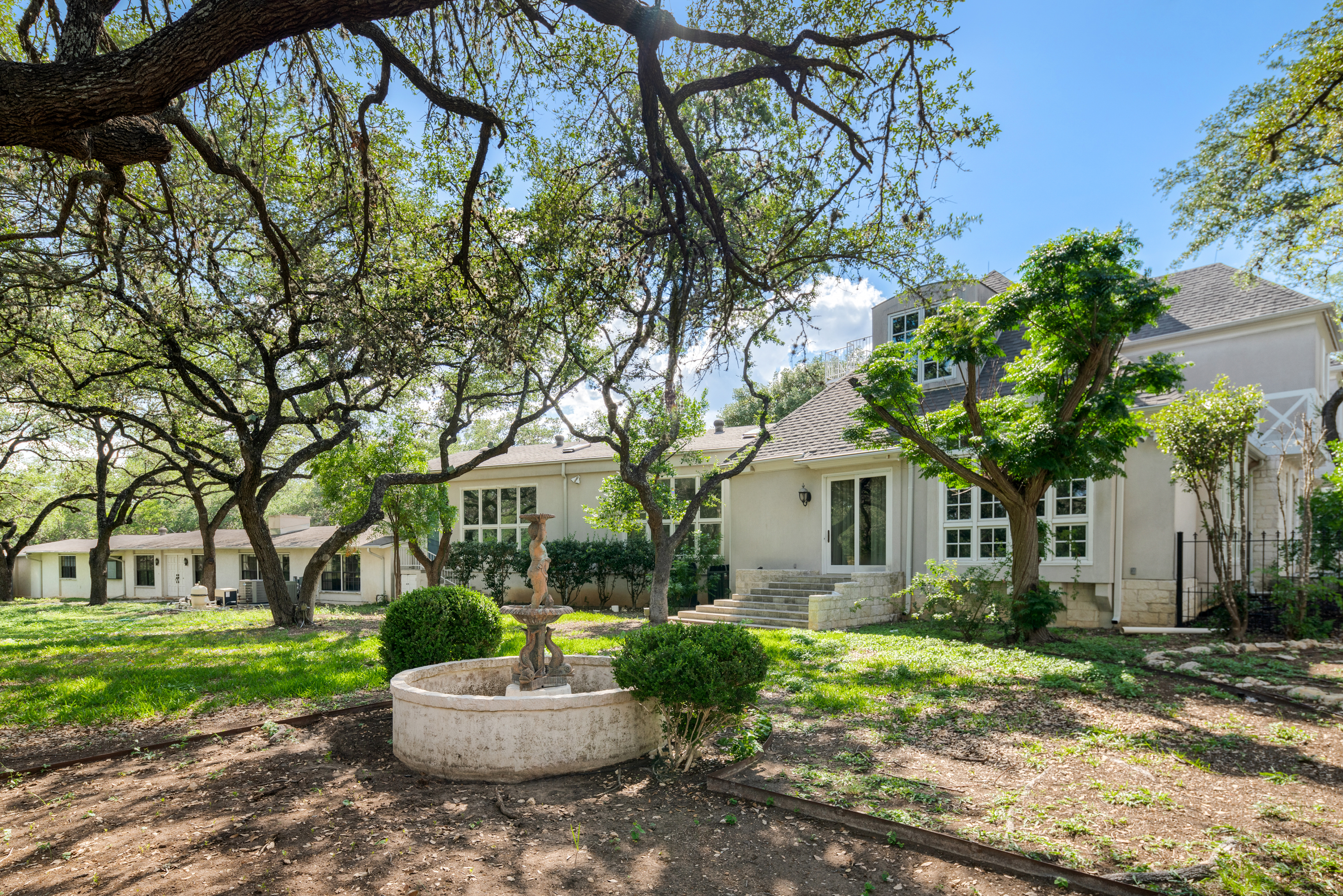  Timeless Estate in the Heart of Hill Country Village - 物件實景