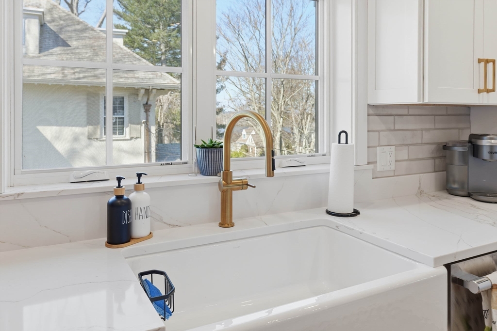 Wakefield, Massachusetts, 01880, United States, 2 Bedrooms Bedrooms, ,3 BathroomsBathrooms,Residential,For Sale,2036926