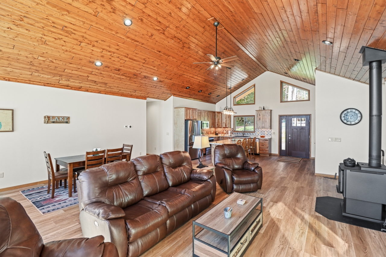 Marenisco, Wisconsin, 49947, United States, 4 Bedrooms Bedrooms, ,4 BathroomsBathrooms,Residential,For Sale,1984446