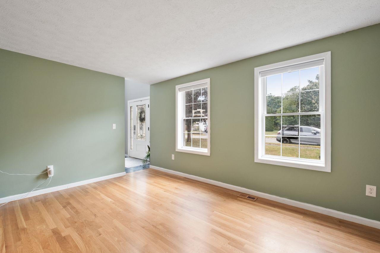 Hudson, New Hampshire, 03051, United States, 3 Bedrooms Bedrooms, ,2 BathroomsBathrooms,Residential,For Sale,1940270