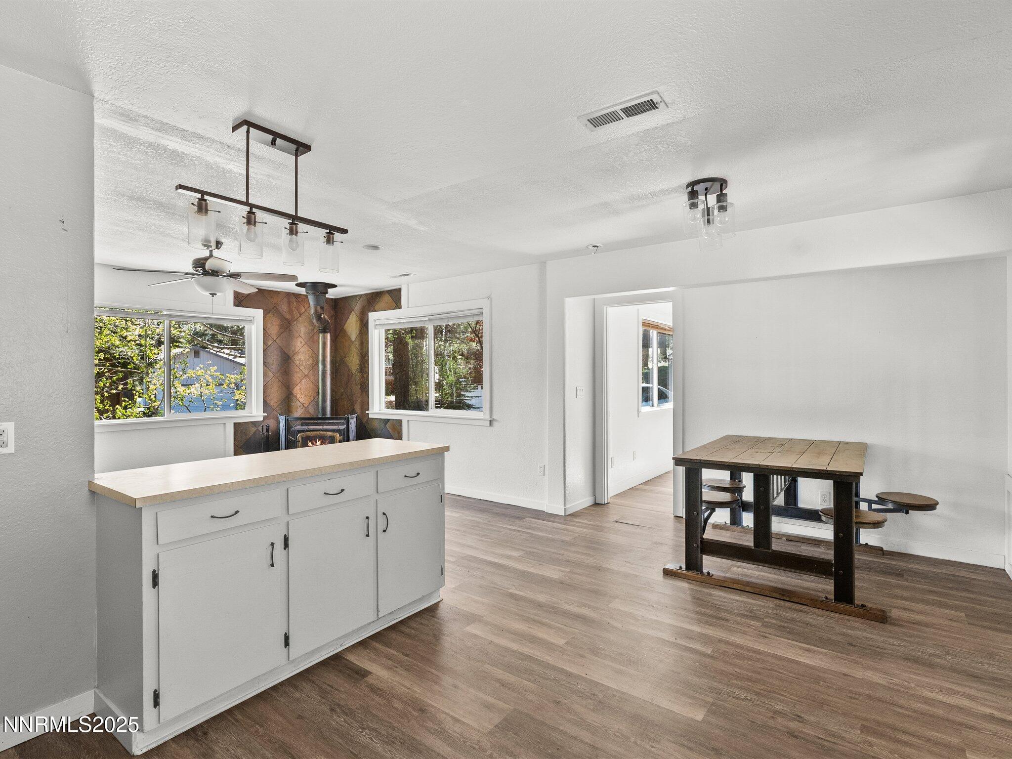 South Lake Tahoe, California, 96150, United States, 3 Bedrooms Bedrooms, ,2 BathroomsBathrooms,Residential,For Sale,1735880