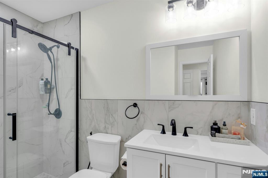 Palisades Park, New Jersey, 07650, United States, 2 Bedrooms Bedrooms, ,3 BathroomsBathrooms,Residential,For Sale,1960727