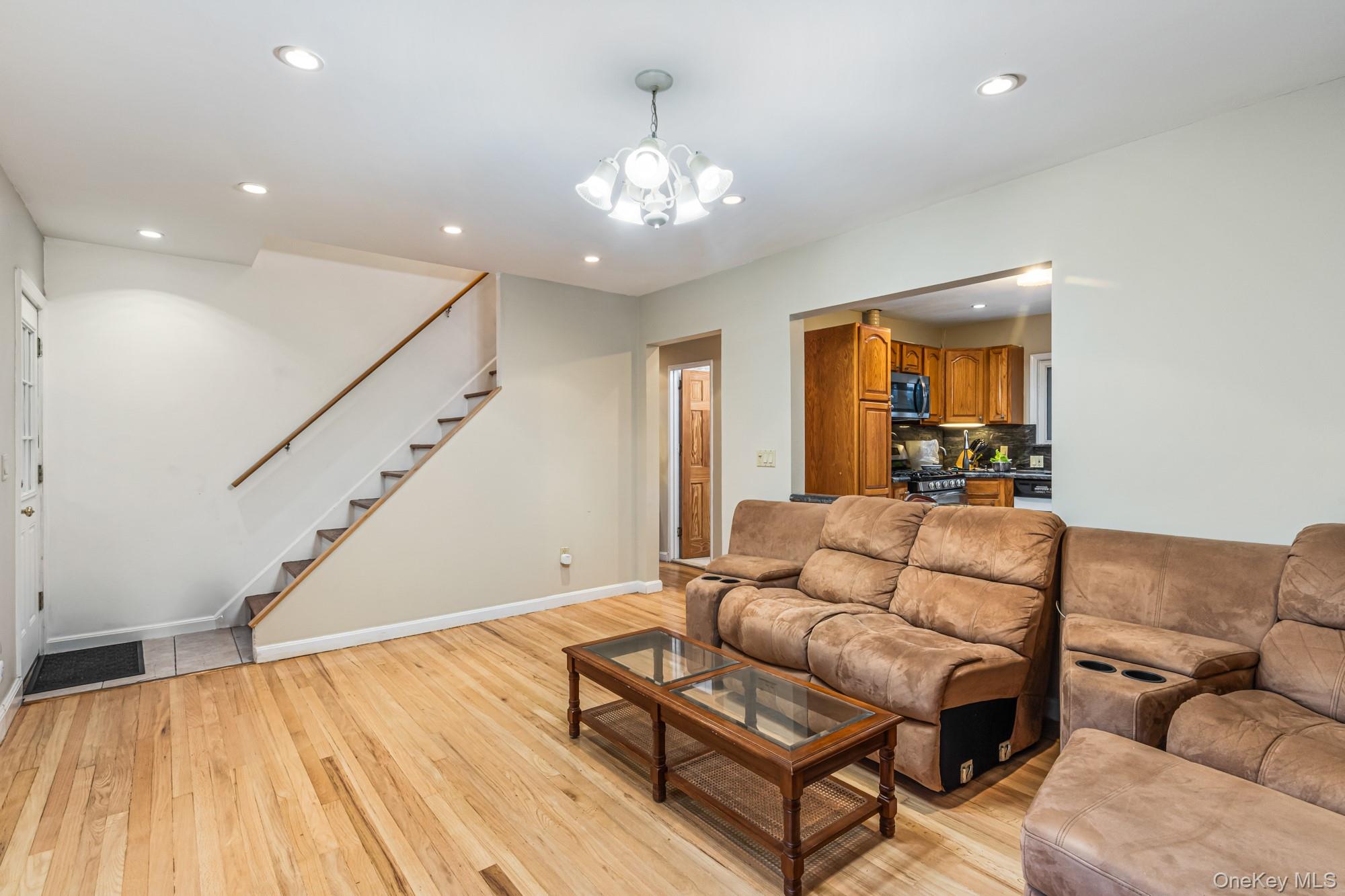  27-22 Bayside Lane, Flushing, NY, 11358 - 物件實景