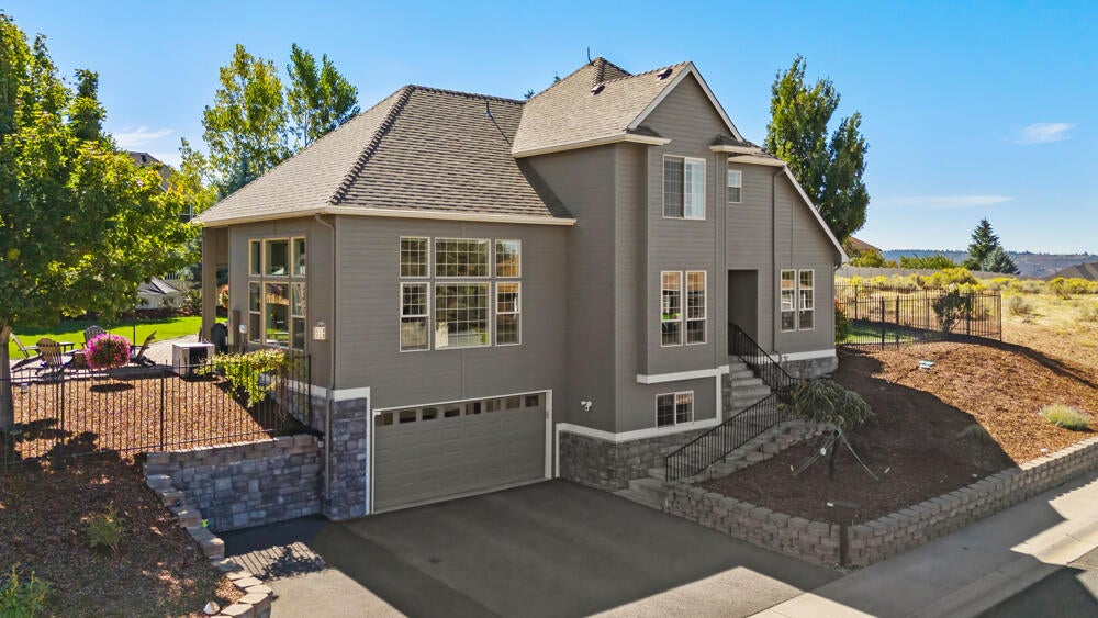 Klamath Falls, Oregon, 97601, United States, 3 Bedrooms Bedrooms, ,3 BathroomsBathrooms,Residential,For Sale,1848515
