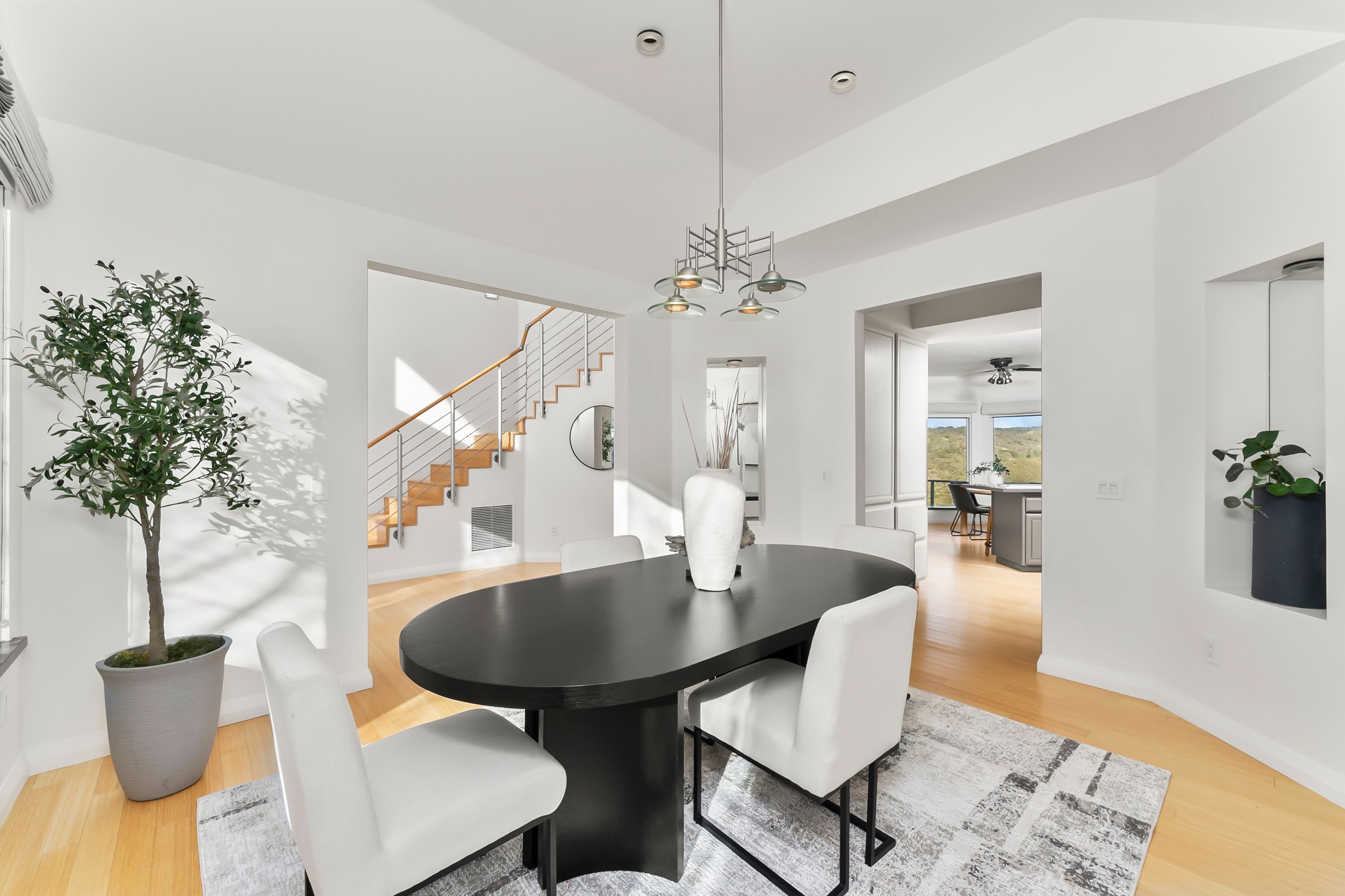  River Views • Pool • A Striking Estate That Makes a Statement - 物件實景