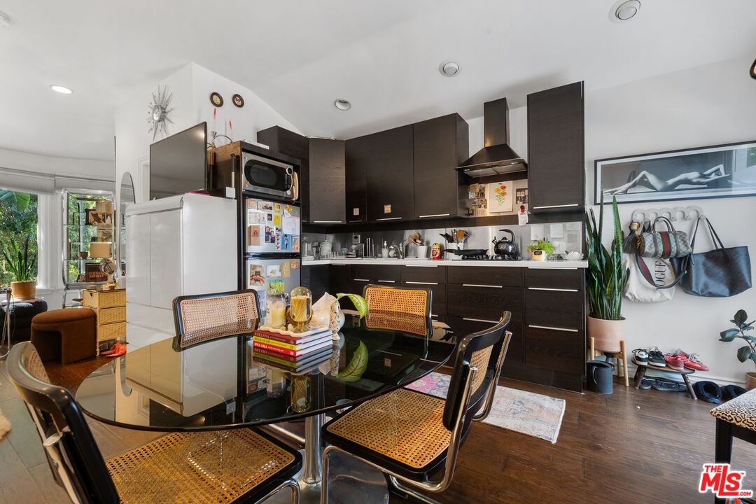 Los Angeles, California, 90064, United States, 3 Bedrooms Bedrooms, ,4 BathroomsBathrooms,Residential,For Sale,1940581